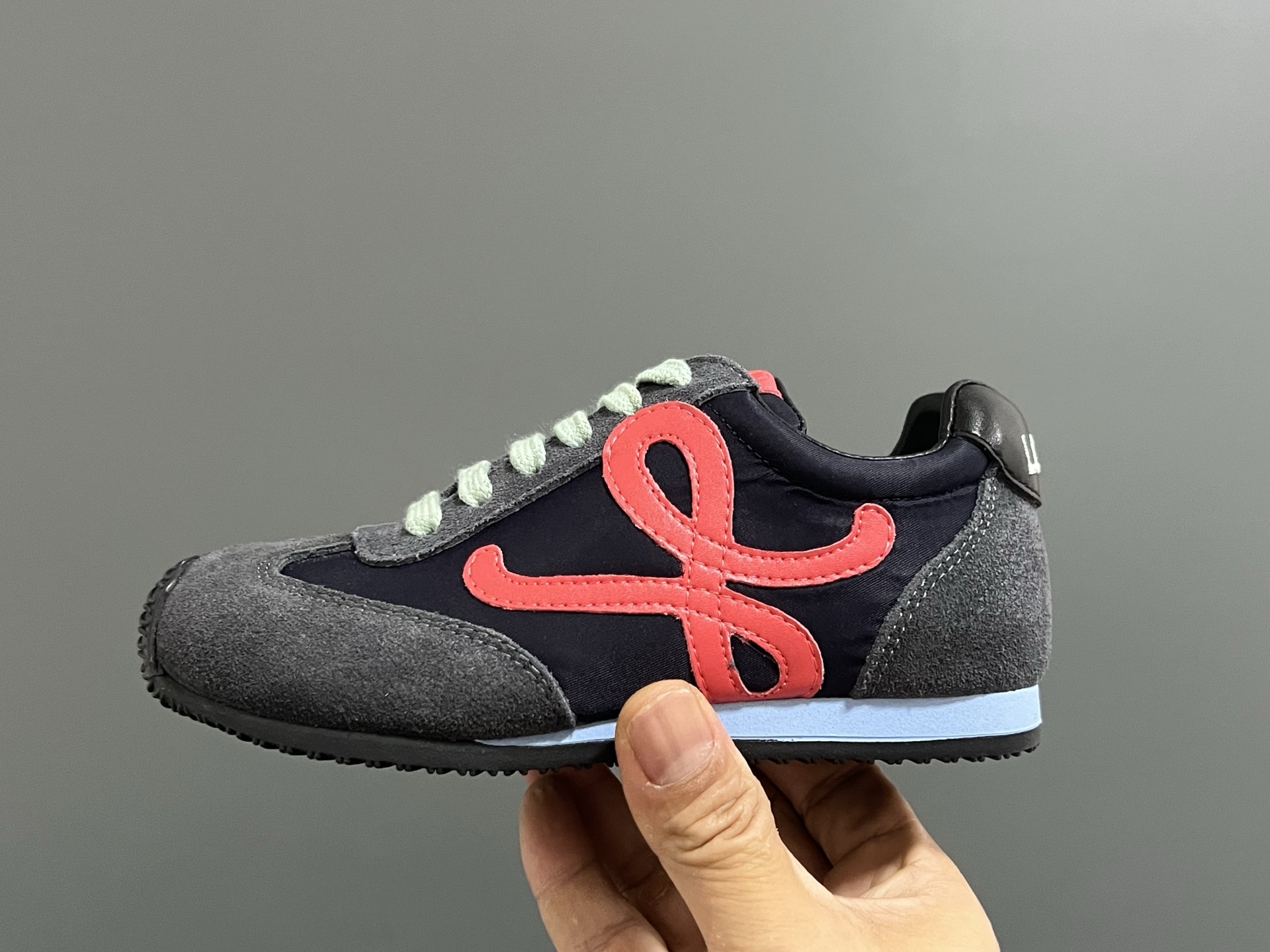 图片[4]-罗意威正确版鞋带儿童休闲鞋 尺码：26-37码 经典罗意威款式🆕 正确版不对称鞋头设计👍🏻 优质皮料拼接，质感满满💯 附赠鞋带扣，穿脱超方便✌🏻.. 橡胶耐磨防滑大底，脚感超舒适☁️-选品中心