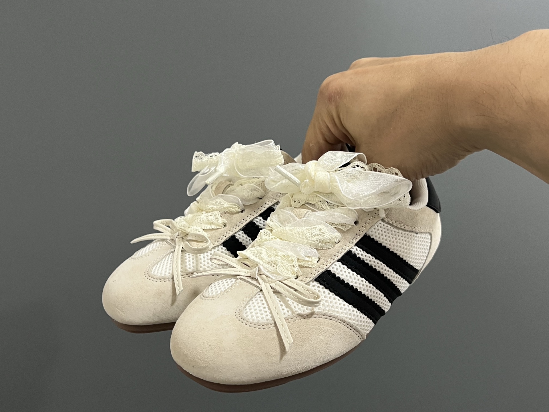 图片[2]-三叶草网面蕾丝蝴蝶结鞋带儿童休闲鞋 尺码：24-37码 经典三叶草☘️系列🔥 网面设计，透气舒适☁️ 蕾丝蝴蝶结鞋带设计，少女心爆棚💓 橡胶耐磨防滑大底，脚感不言而喻☁️-选品中心