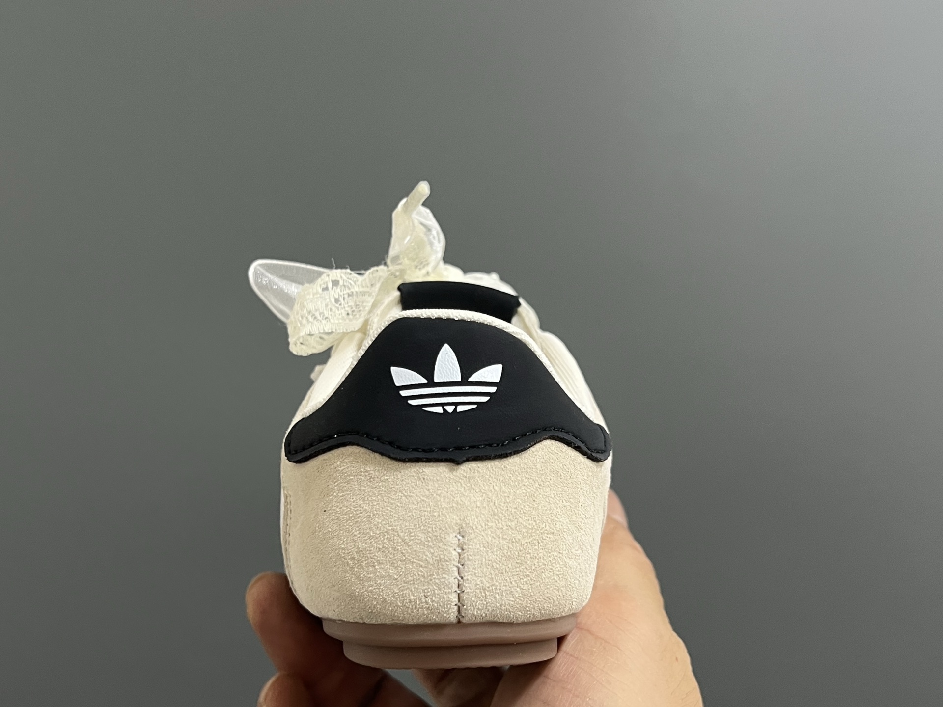 图片[7]-三叶草网面蕾丝蝴蝶结鞋带儿童休闲鞋 尺码：24-37码 经典三叶草☘️系列🔥 网面设计，透气舒适☁️ 蕾丝蝴蝶结鞋带设计，少女心爆棚💓 橡胶耐磨防滑大底，脚感不言而喻☁️-选品中心