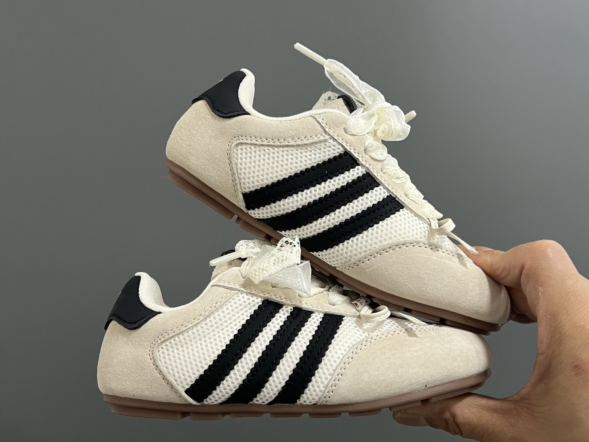 图片[9]-三叶草网面蕾丝蝴蝶结鞋带儿童休闲鞋 尺码：24-37码 经典三叶草☘️系列🔥 网面设计，透气舒适☁️ 蕾丝蝴蝶结鞋带设计，少女心爆棚💓 橡胶耐磨防滑大底，脚感不言而喻☁️-选品中心