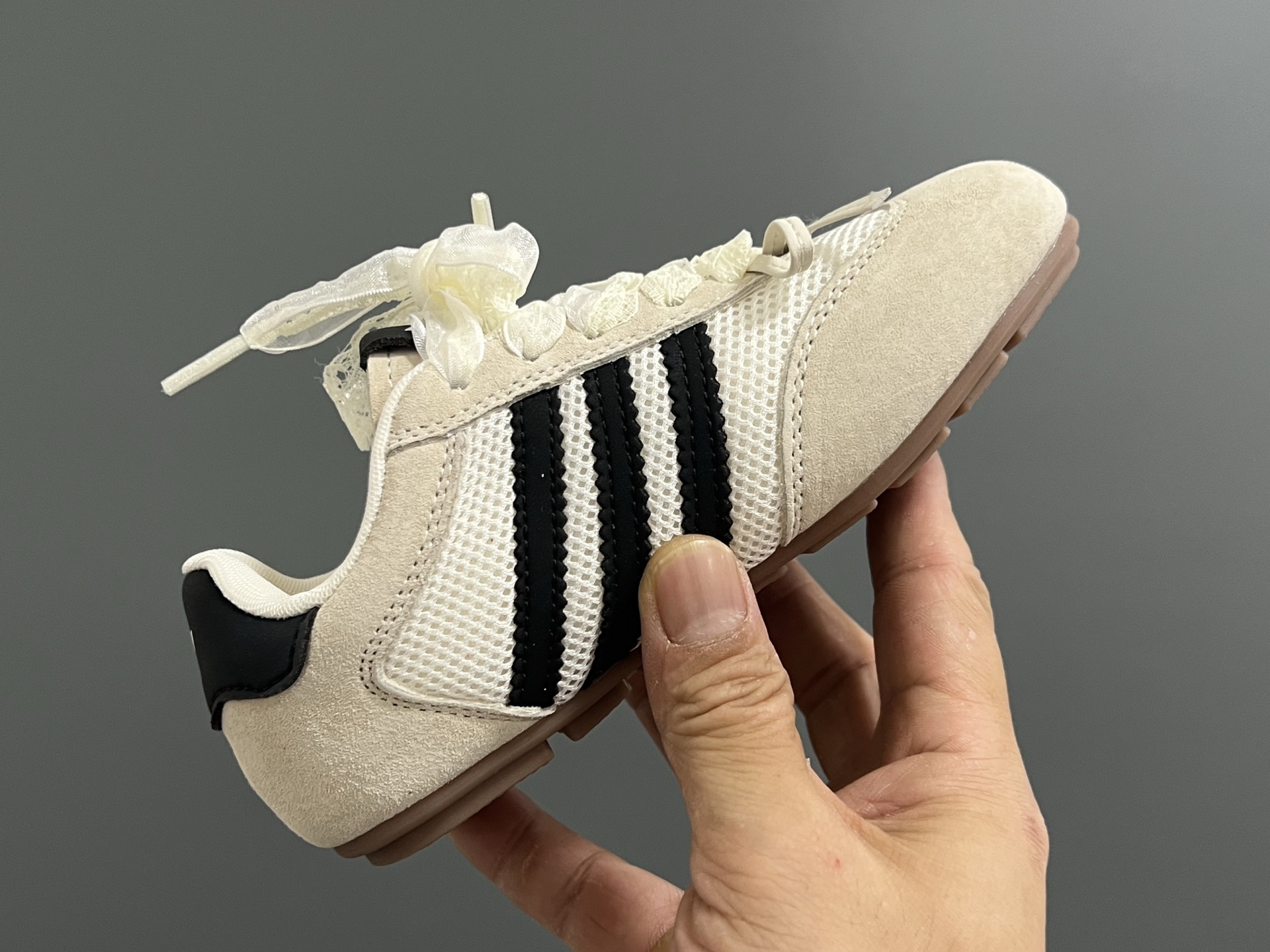 图片[6]-三叶草网面蕾丝蝴蝶结鞋带儿童休闲鞋 尺码：24-37码 经典三叶草☘️系列🔥 网面设计，透气舒适☁️ 蕾丝蝴蝶结鞋带设计，少女心爆棚💓 橡胶耐磨防滑大底，脚感不言而喻☁️-选品中心