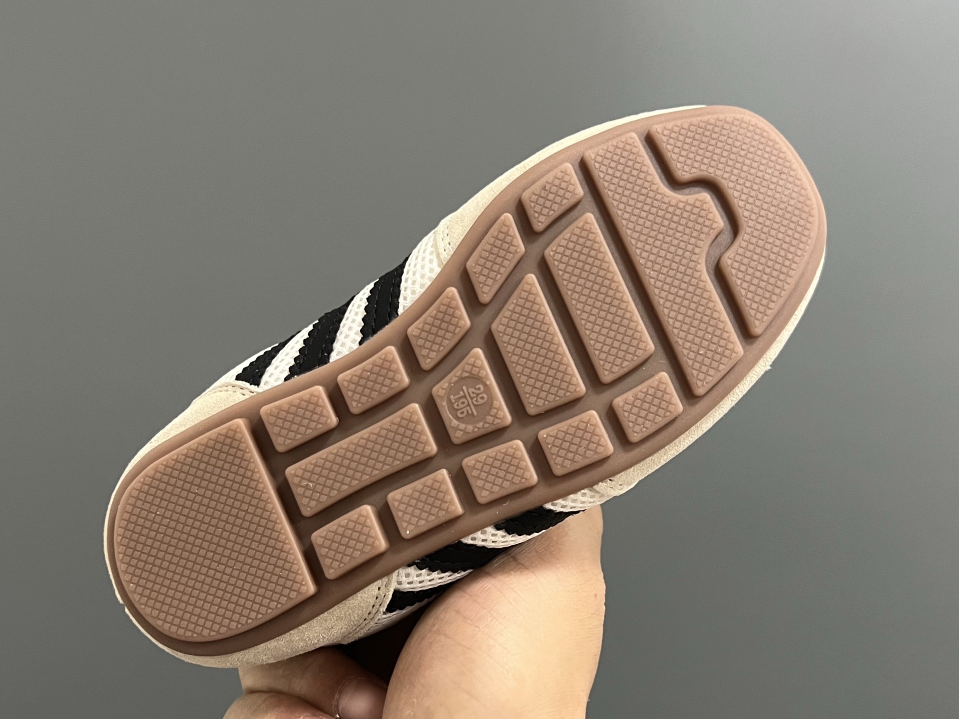 图片[5]-三叶草网面蕾丝蝴蝶结鞋带儿童休闲鞋 尺码：24-37码 经典三叶草☘️系列🔥 网面设计，透气舒适☁️ 蕾丝蝴蝶结鞋带设计，少女心爆棚💓 橡胶耐磨防滑大底，脚感不言而喻☁️-选品中心