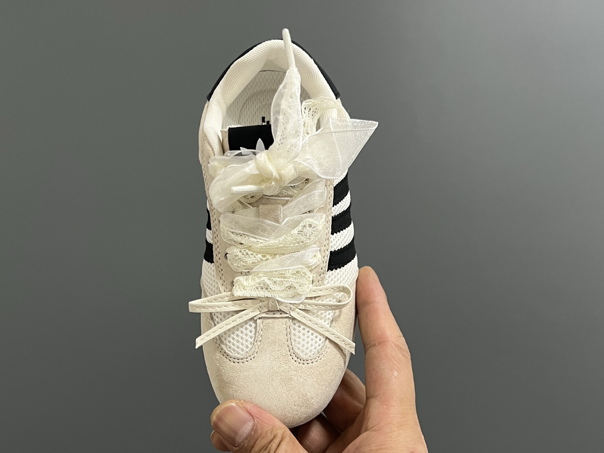 图片[8]-三叶草网面蕾丝蝴蝶结鞋带儿童休闲鞋 尺码：24-37码 经典三叶草☘️系列🔥 网面设计，透气舒适☁️ 蕾丝蝴蝶结鞋带设计，少女心爆棚💓 橡胶耐磨防滑大底，脚感不言而喻☁️-选品中心