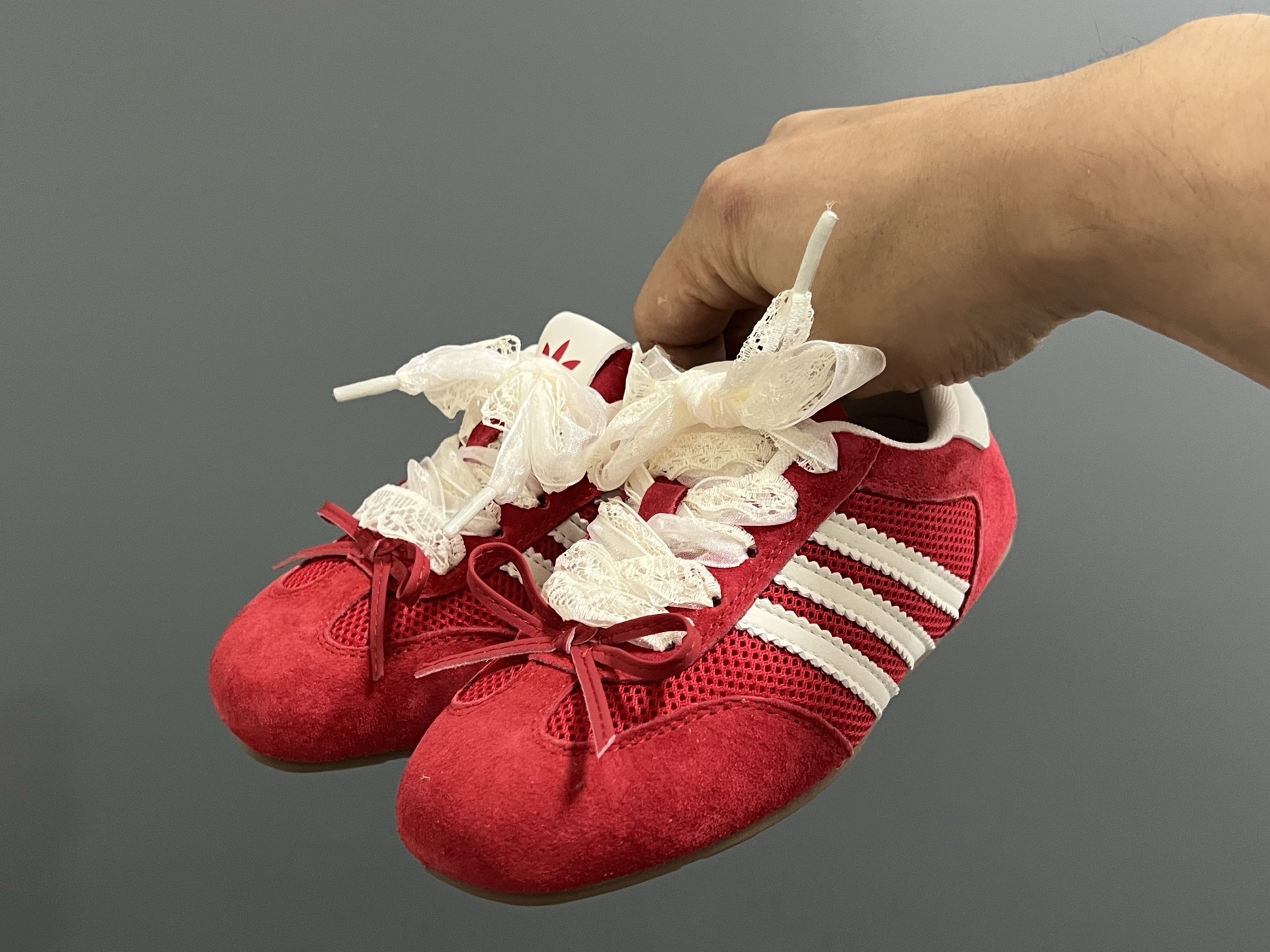 图片[2]-三叶草网面蕾丝蝴蝶结鞋带儿童休闲鞋 尺码：24-37码 经典三叶草☘️系列🔥 网面设计，透气舒适☁️ 蕾丝蝴蝶结鞋带设计，少女心爆棚💓 橡胶耐磨防滑大底，脚感不言而喻☁️-选品中心