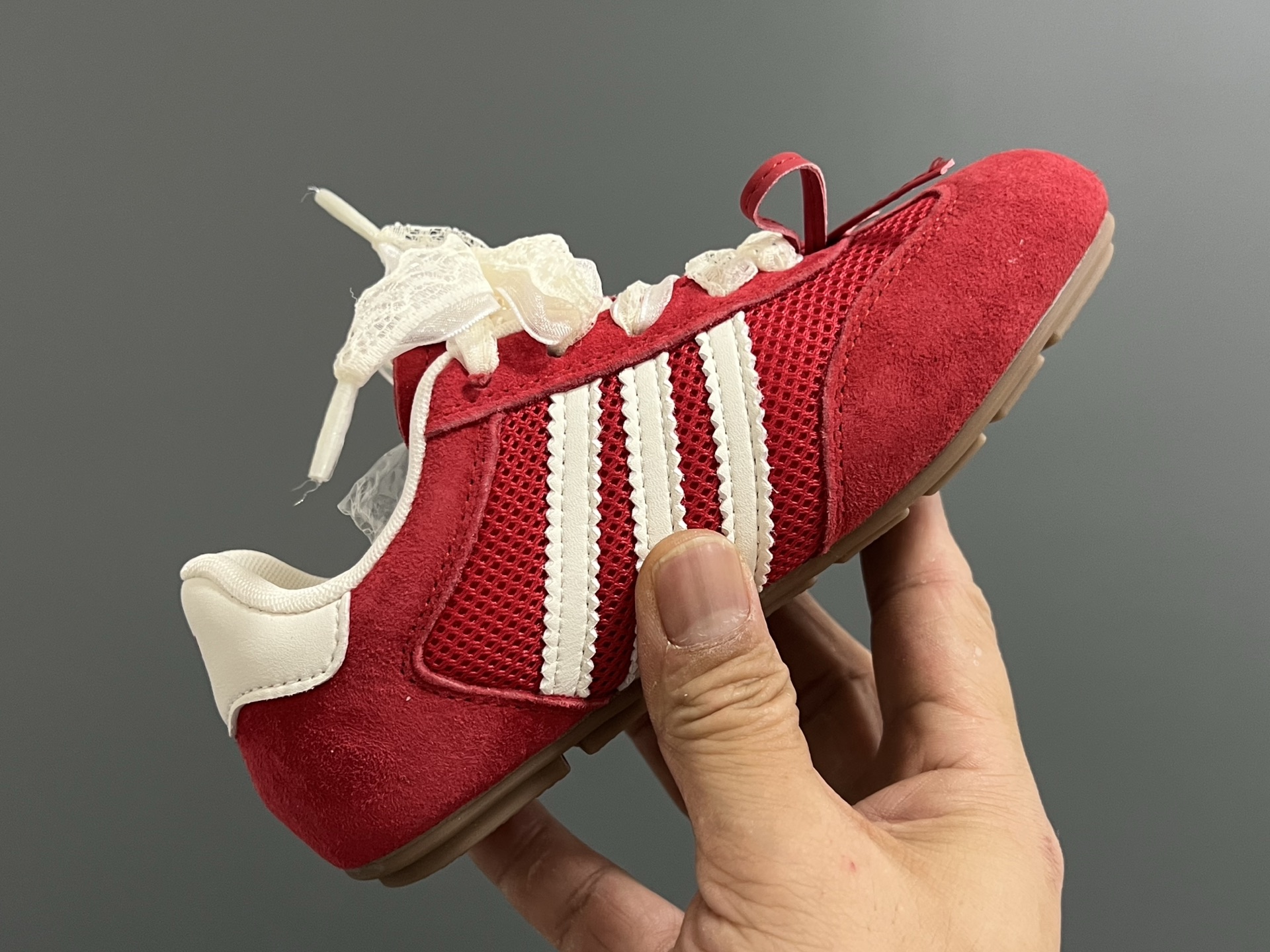 图片[6]-三叶草网面蕾丝蝴蝶结鞋带儿童休闲鞋 尺码：24-37码 经典三叶草☘️系列🔥 网面设计，透气舒适☁️ 蕾丝蝴蝶结鞋带设计，少女心爆棚💓 橡胶耐磨防滑大底，脚感不言而喻☁️-选品中心