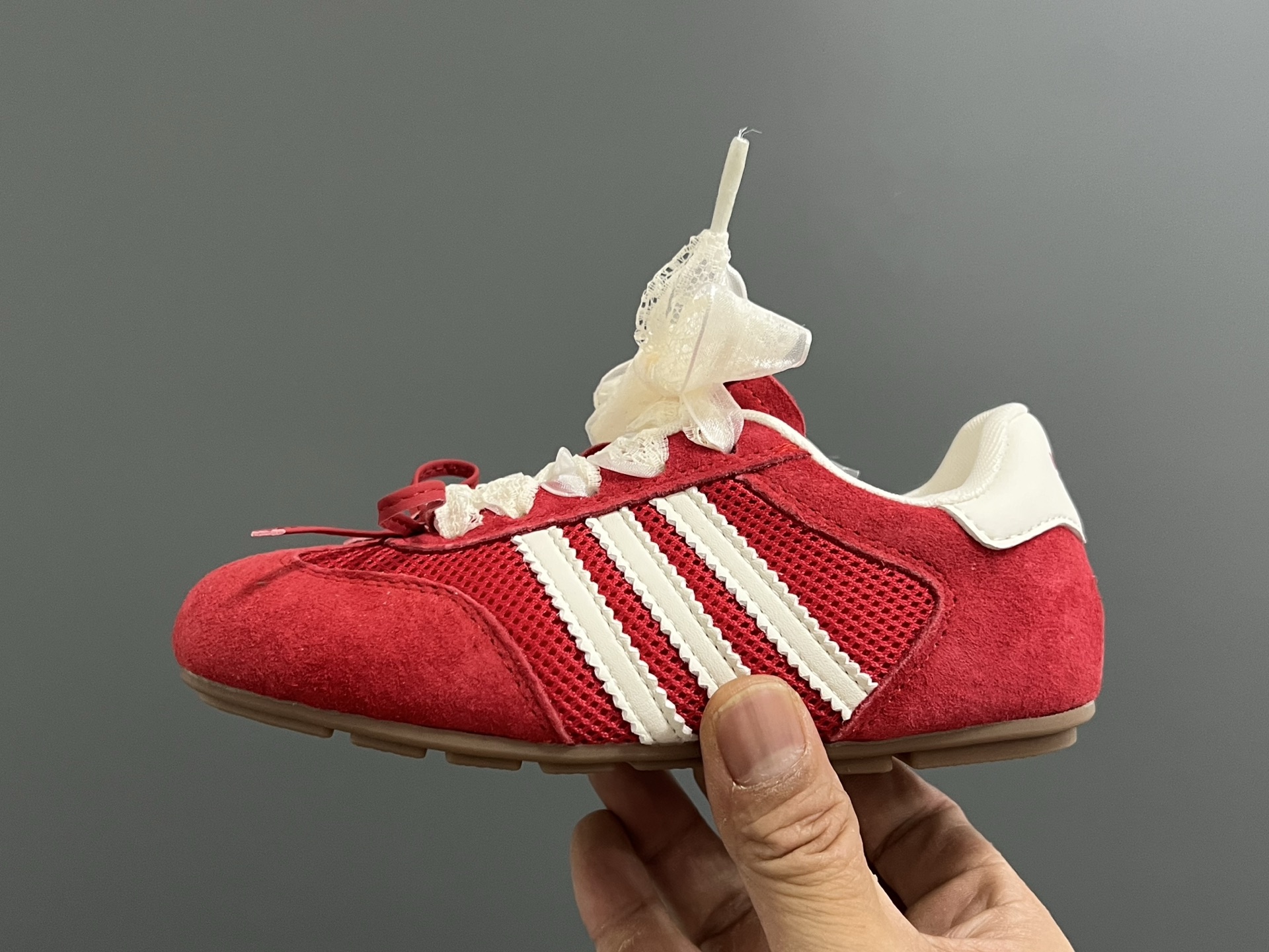 图片[4]-三叶草网面蕾丝蝴蝶结鞋带儿童休闲鞋 尺码：24-37码 经典三叶草☘️系列🔥 网面设计，透气舒适☁️ 蕾丝蝴蝶结鞋带设计，少女心爆棚💓 橡胶耐磨防滑大底，脚感不言而喻☁️-选品中心