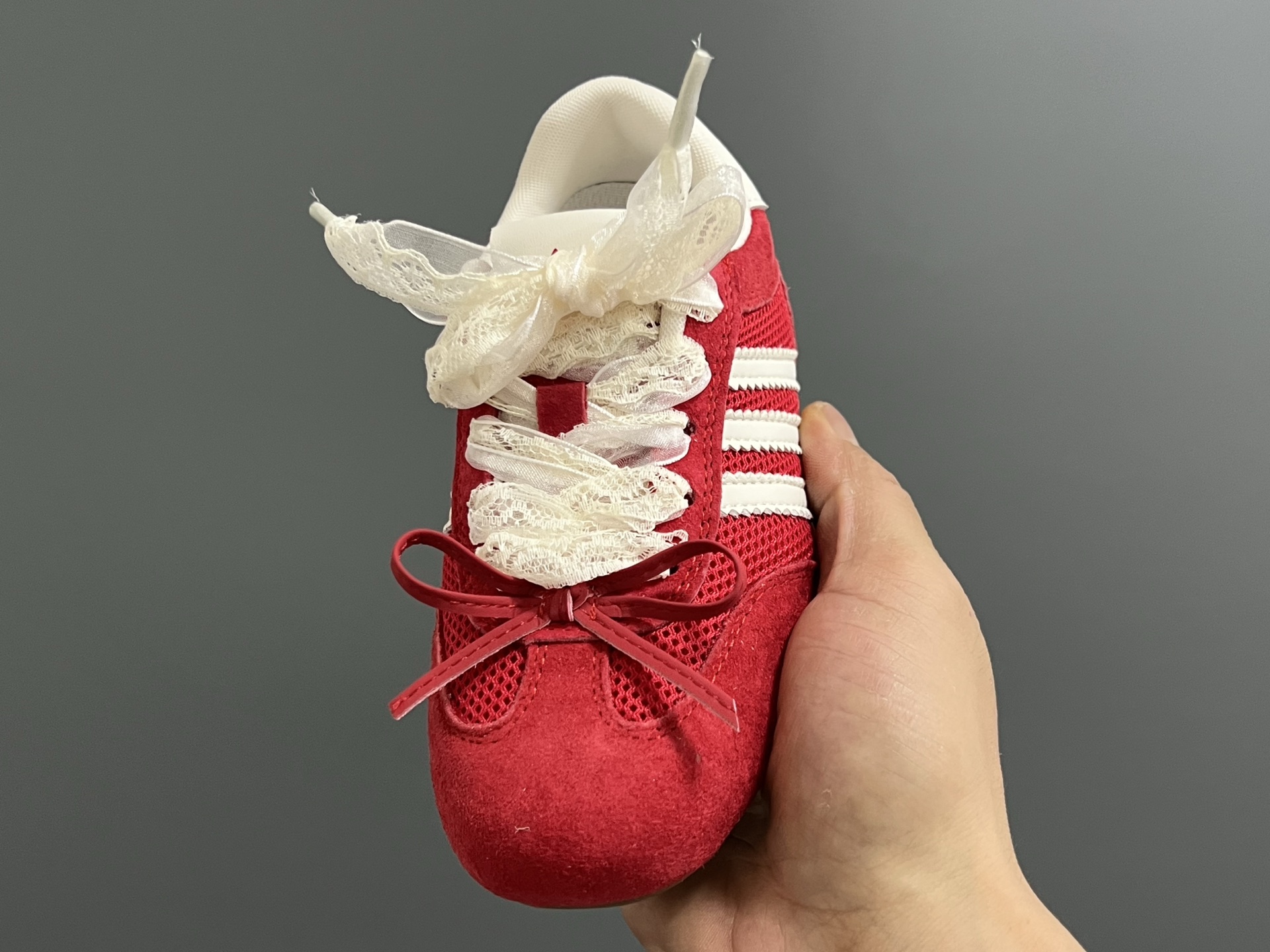 图片[3]-三叶草网面蕾丝蝴蝶结鞋带儿童休闲鞋 尺码：24-37码 经典三叶草☘️系列🔥 网面设计，透气舒适☁️ 蕾丝蝴蝶结鞋带设计，少女心爆棚💓 橡胶耐磨防滑大底，脚感不言而喻☁️-选品中心