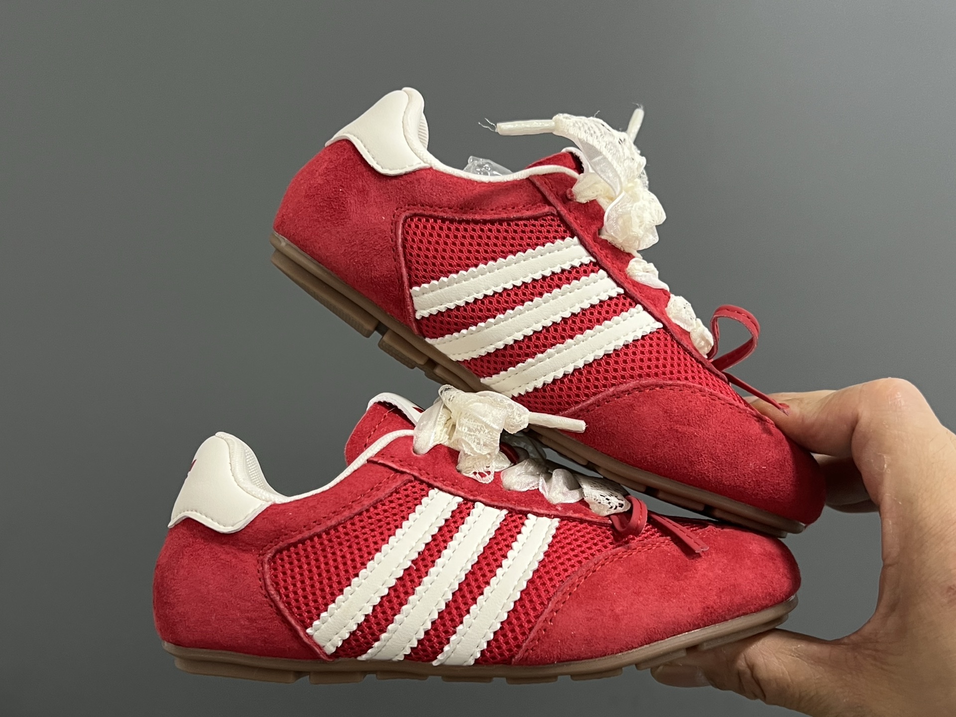 图片[9]-三叶草网面蕾丝蝴蝶结鞋带儿童休闲鞋 尺码：24-37码 经典三叶草☘️系列🔥 网面设计，透气舒适☁️ 蕾丝蝴蝶结鞋带设计，少女心爆棚💓 橡胶耐磨防滑大底，脚感不言而喻☁️-选品中心