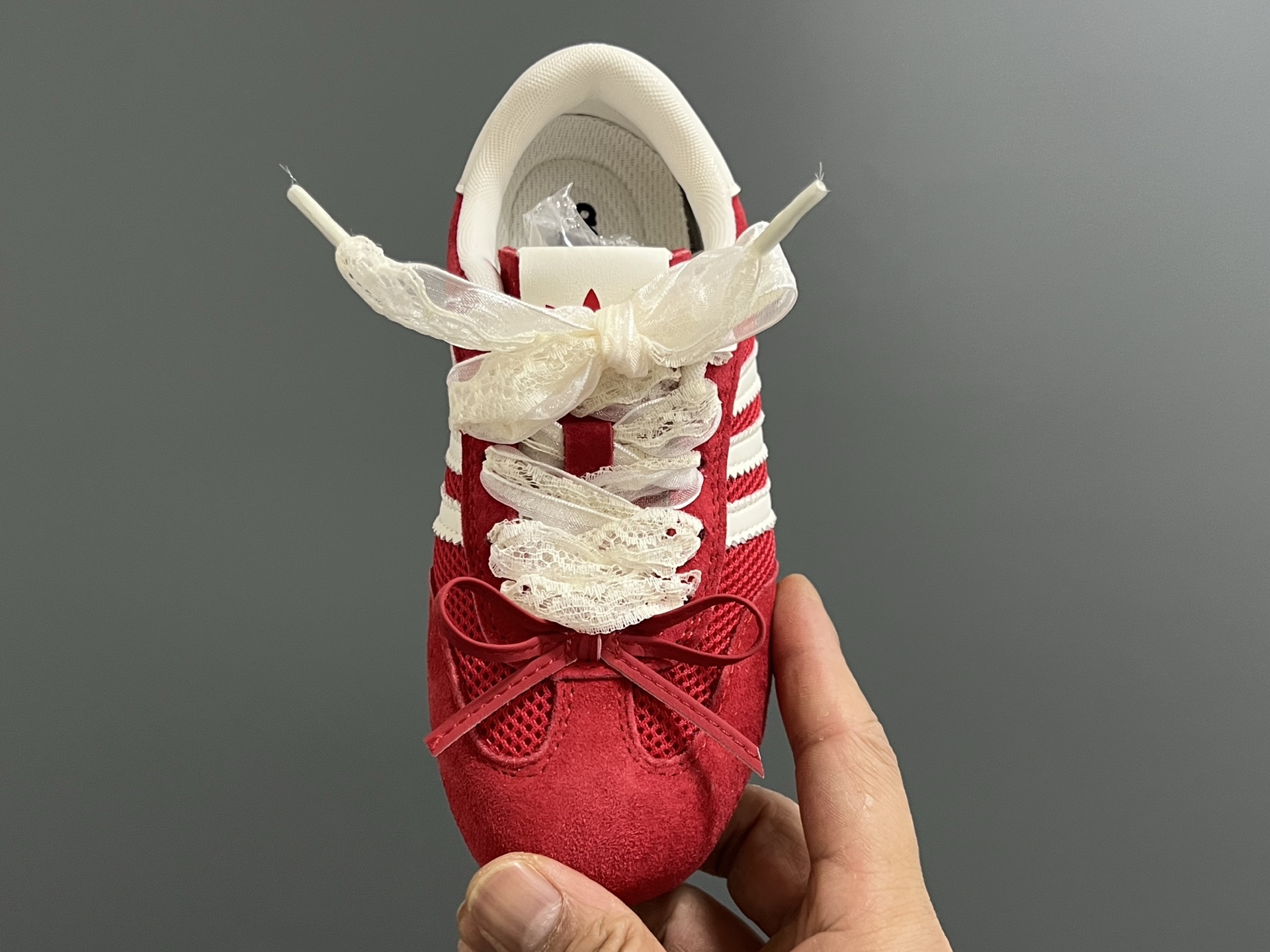 图片[8]-三叶草网面蕾丝蝴蝶结鞋带儿童休闲鞋 尺码：24-37码 经典三叶草☘️系列🔥 网面设计，透气舒适☁️ 蕾丝蝴蝶结鞋带设计，少女心爆棚💓 橡胶耐磨防滑大底，脚感不言而喻☁️-选品中心