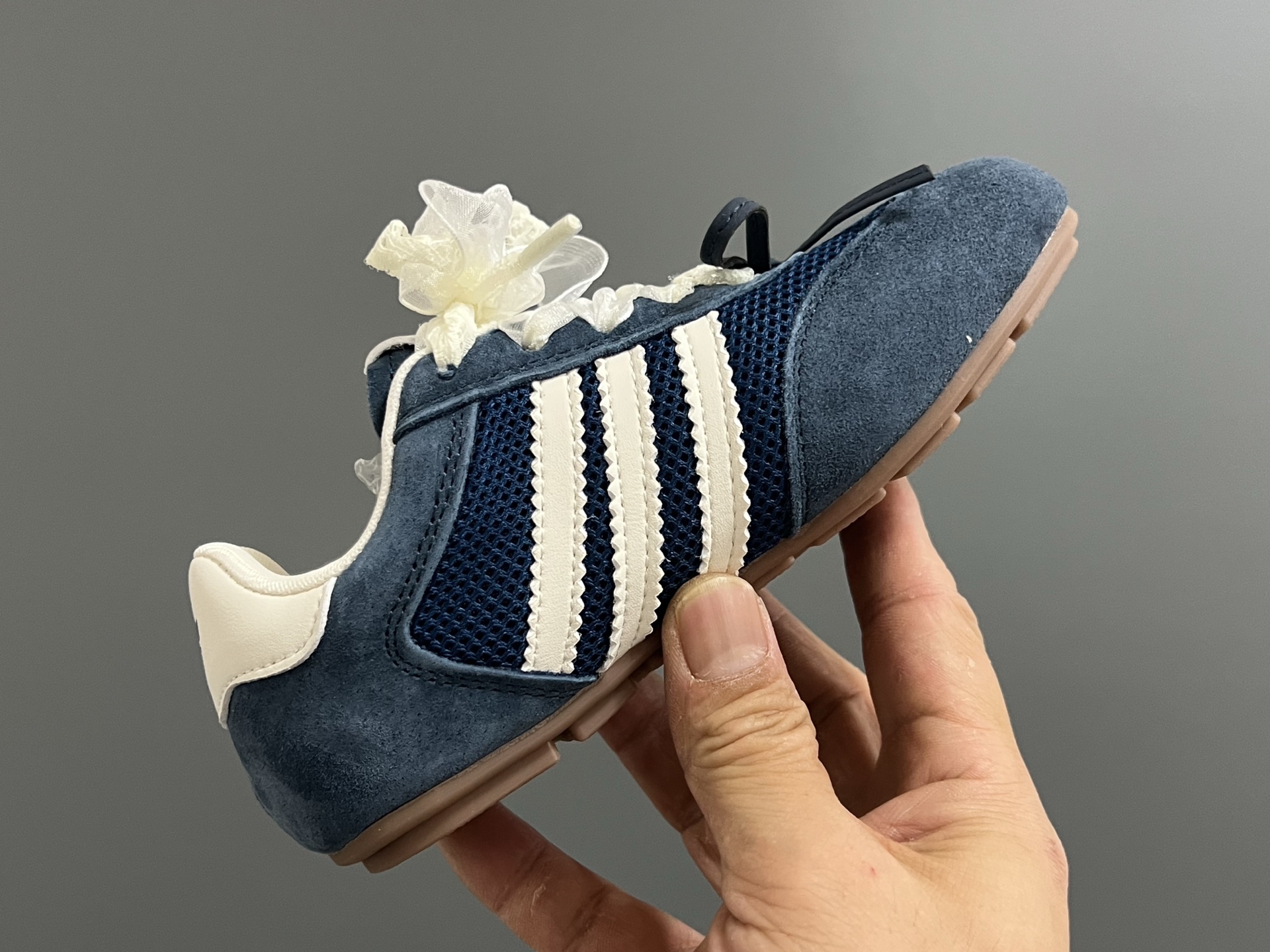 图片[6]-三叶草网面蕾丝蝴蝶结鞋带儿童休闲鞋 尺码：24-37码 经典三叶草☘️系列🔥 网面设计，透气舒适☁️ 蕾丝蝴蝶结鞋带设计，少女心爆棚💓 橡胶耐磨防滑大底，脚感不言而喻☁️-选品中心