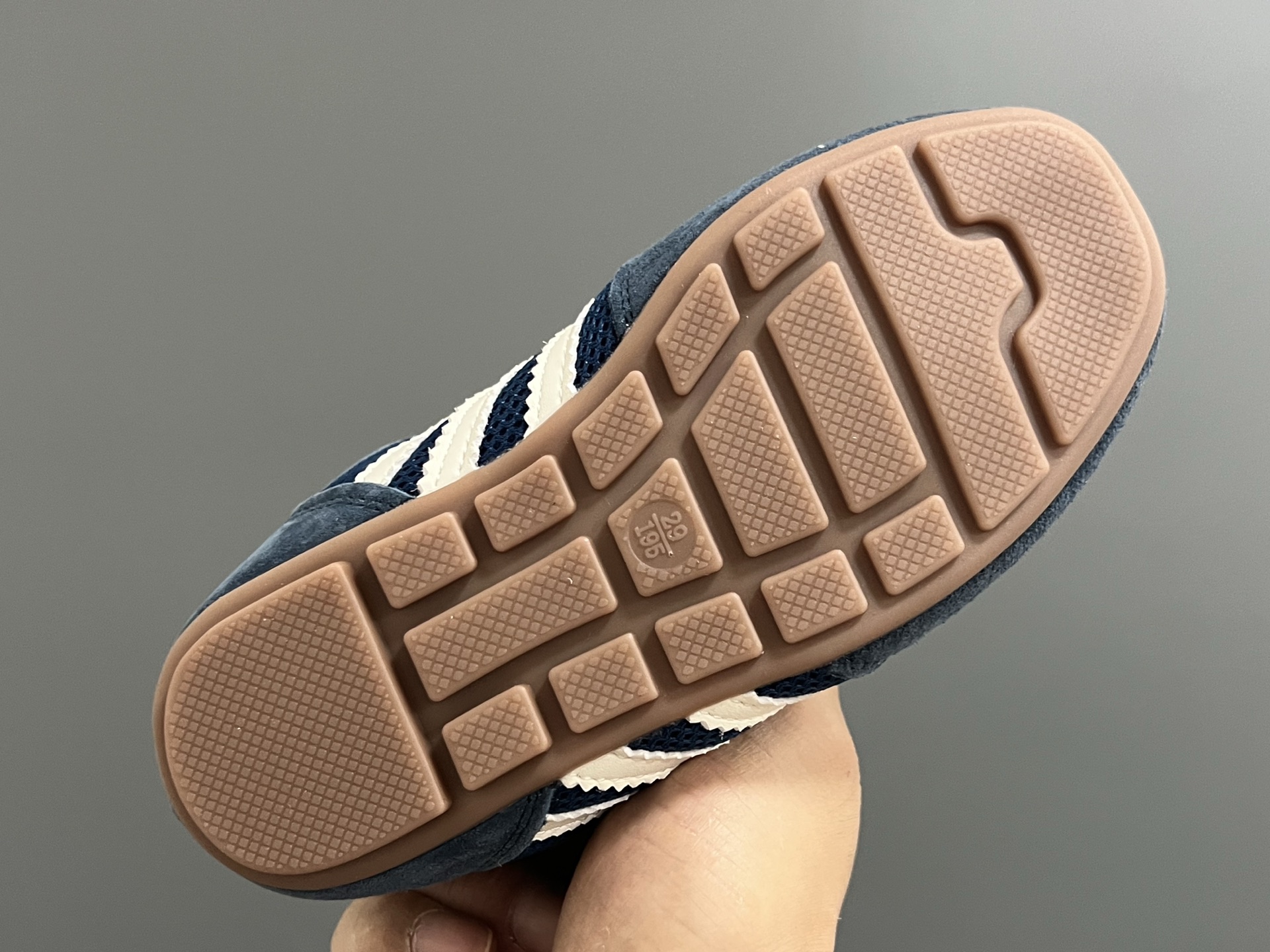 图片[5]-三叶草网面蕾丝蝴蝶结鞋带儿童休闲鞋 尺码：24-37码 经典三叶草☘️系列🔥 网面设计，透气舒适☁️ 蕾丝蝴蝶结鞋带设计，少女心爆棚💓 橡胶耐磨防滑大底，脚感不言而喻☁️-选品中心