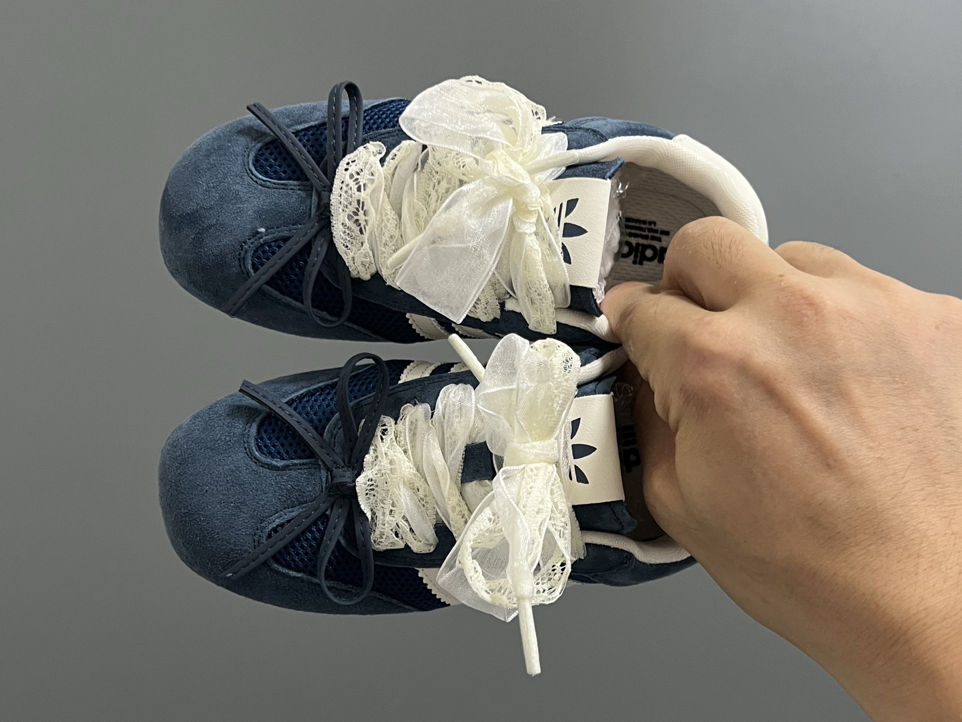 三叶草网面蕾丝蝴蝶结鞋带儿童休闲鞋 尺码：24-37码 经典三叶草☘️系列🔥 网面设计，透气舒适☁️ 蕾丝蝴蝶结鞋带设计，少女心爆棚💓 橡胶耐磨防滑大底，脚感不言而喻☁️-选品中心