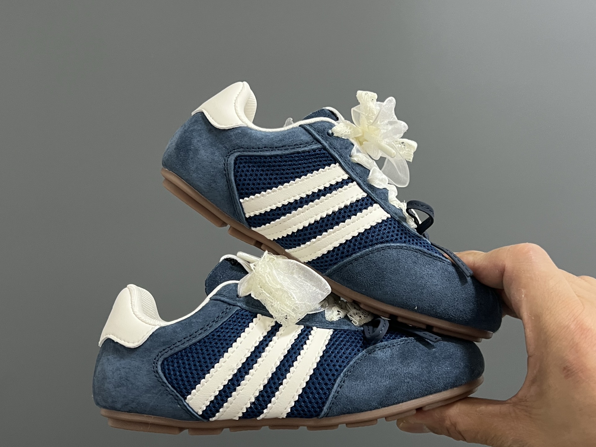 图片[9]-三叶草网面蕾丝蝴蝶结鞋带儿童休闲鞋 尺码：24-37码 经典三叶草☘️系列🔥 网面设计，透气舒适☁️ 蕾丝蝴蝶结鞋带设计，少女心爆棚💓 橡胶耐磨防滑大底，脚感不言而喻☁️-选品中心