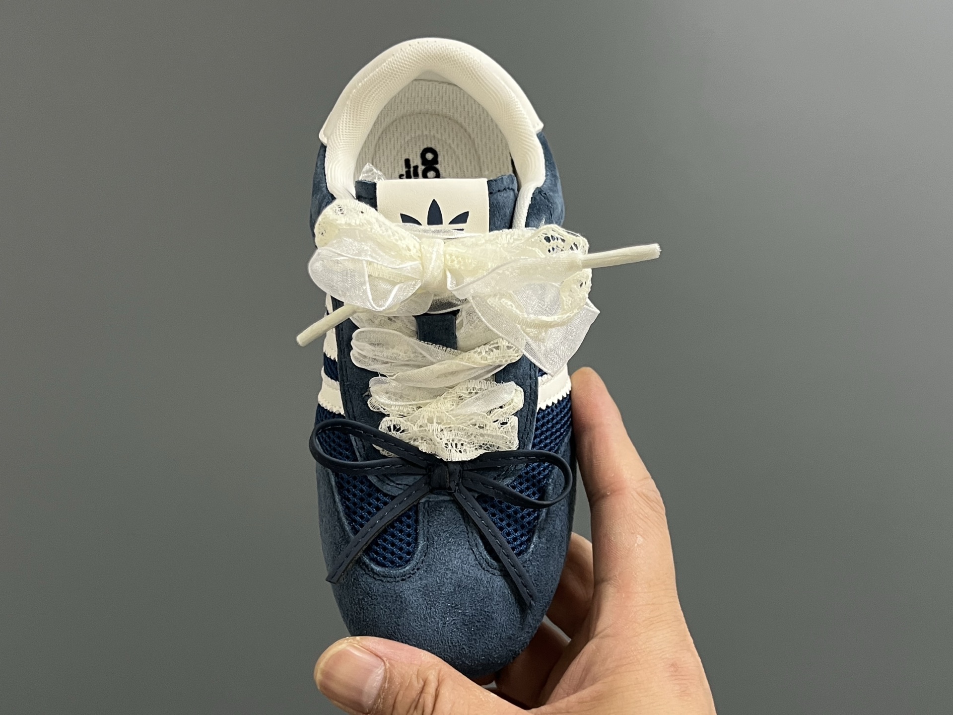 图片[8]-三叶草网面蕾丝蝴蝶结鞋带儿童休闲鞋 尺码：24-37码 经典三叶草☘️系列🔥 网面设计，透气舒适☁️ 蕾丝蝴蝶结鞋带设计，少女心爆棚💓 橡胶耐磨防滑大底，脚感不言而喻☁️-选品中心