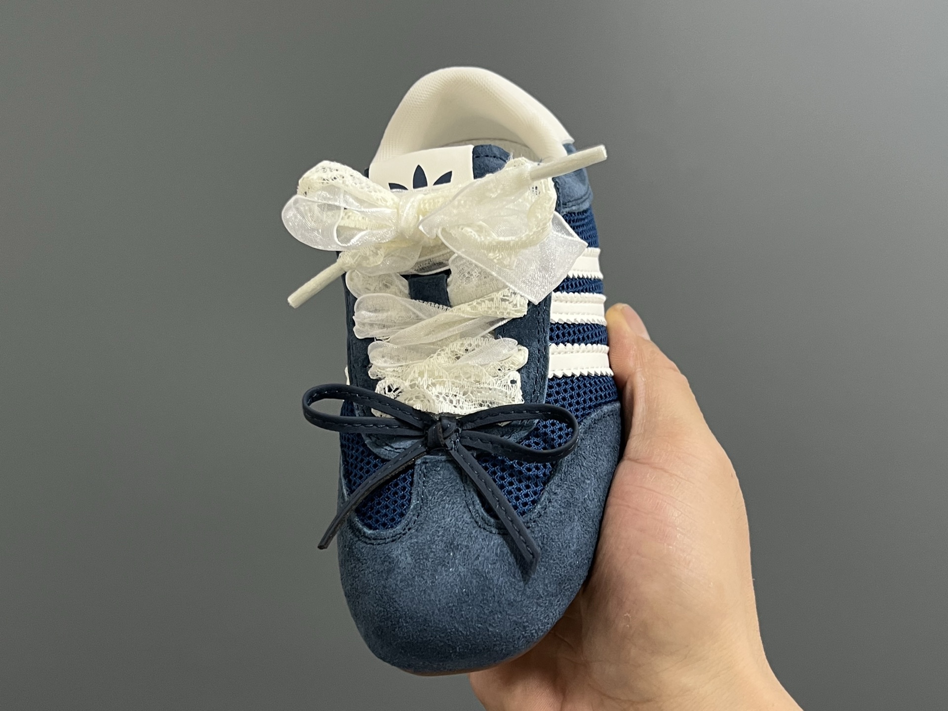 图片[3]-三叶草网面蕾丝蝴蝶结鞋带儿童休闲鞋 尺码：24-37码 经典三叶草☘️系列🔥 网面设计，透气舒适☁️ 蕾丝蝴蝶结鞋带设计，少女心爆棚💓 橡胶耐磨防滑大底，脚感不言而喻☁️-选品中心