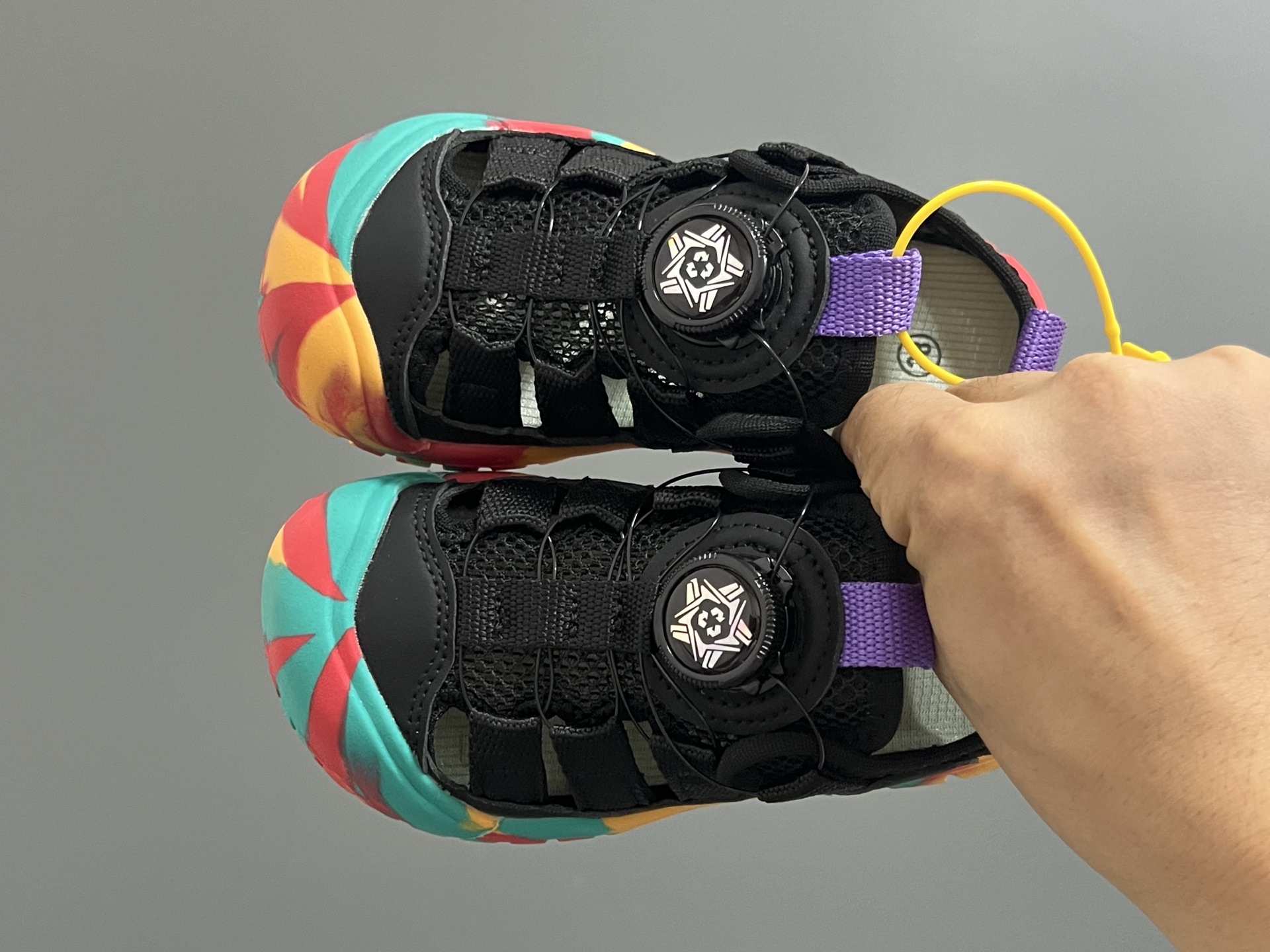 KEEN潮牌新款锁扣高速2代儿童溯溪凉鞋 尺码：26-37码 超爱的溯溪两穿户外凉鞋⛺️ 精致锁扣设计，穿脱超方便✌🏻 橡胶耐磨防滑大底，脚感不言而喻☁️-选品中心