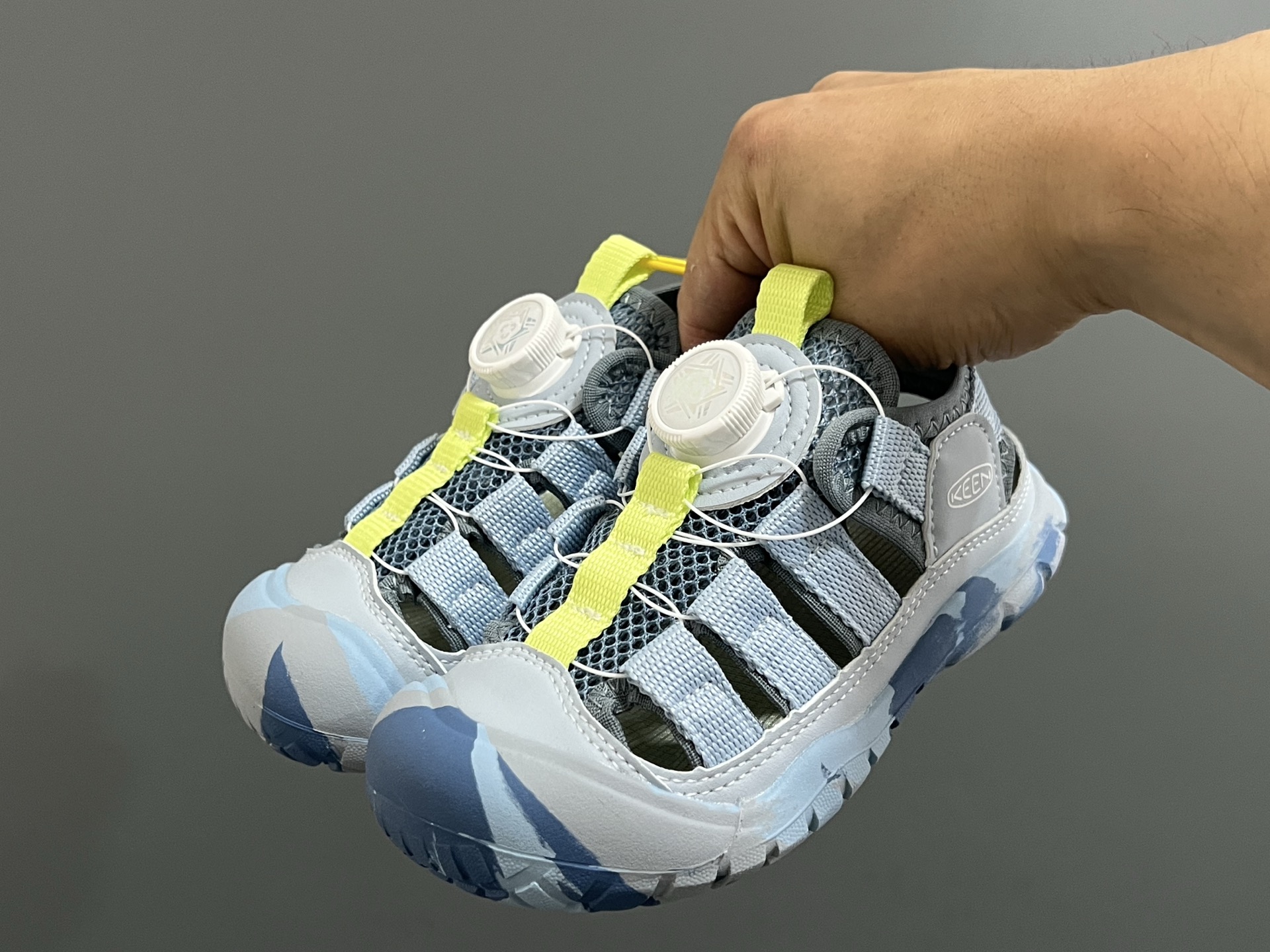 KEEN潮牌新款锁扣高速2代儿童溯溪凉鞋 尺码：26-37码 超爱的溯溪两穿户外凉鞋⛺️ 精致锁扣设计，穿脱超方便✌🏻 橡胶耐磨防滑大底，脚感不言而喻☁️-选品中心