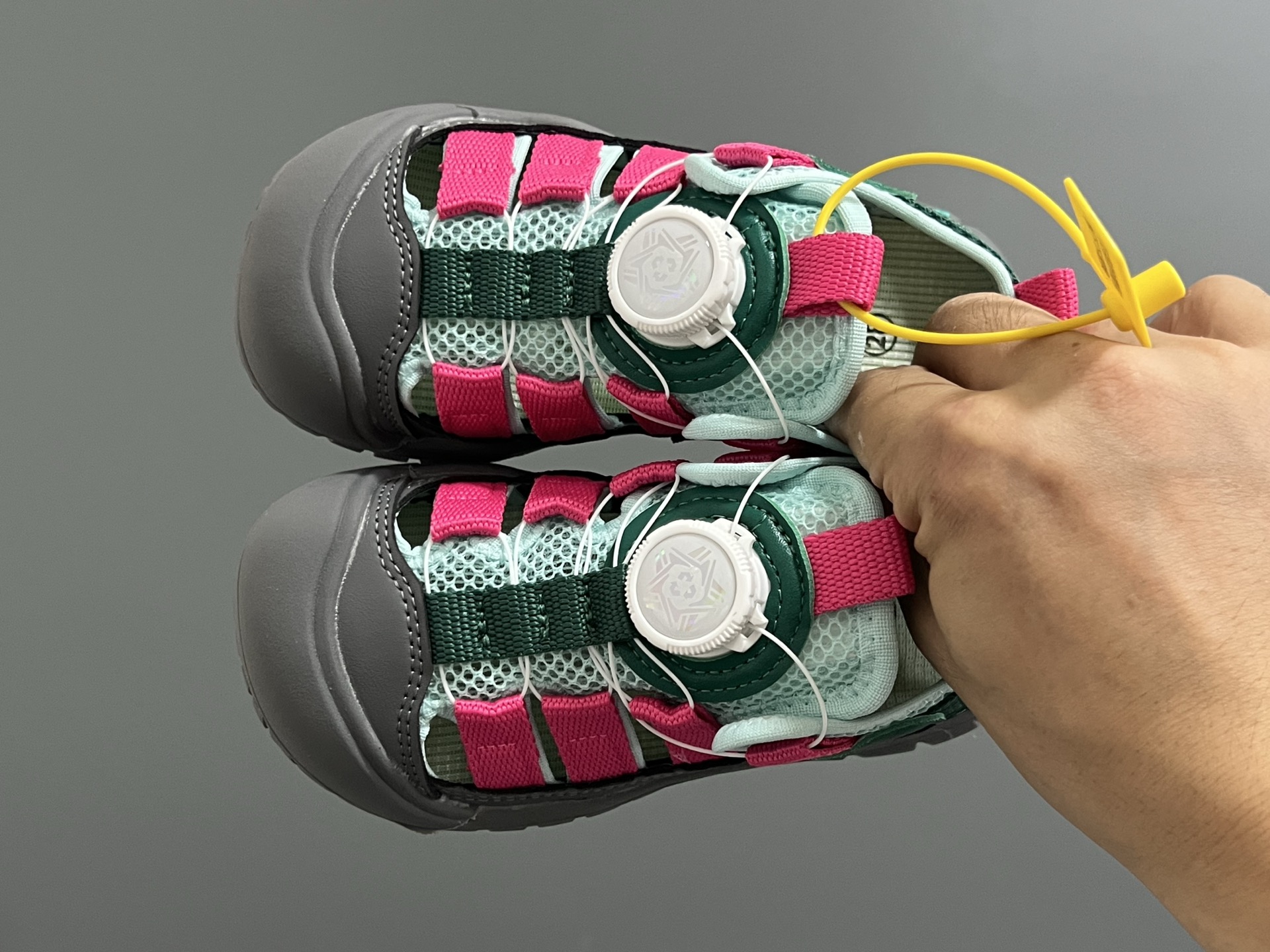 KEEN潮牌新款锁扣高速2代儿童溯溪凉鞋 尺码：26-37码 超爱的溯溪两穿户外凉鞋⛺️ 精致锁扣设计，穿脱超方便✌🏻 橡胶耐磨防滑大底，脚感不言而喻☁️-选品中心