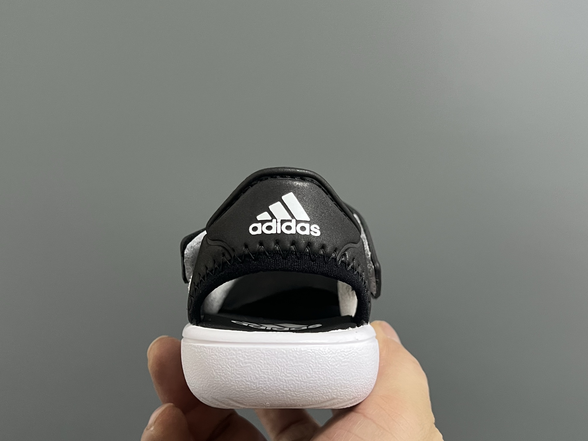 图片[7]-海外版A家新款洞洞儿童凉鞋 尺码：22-35码 经典阿迪海马系列 包头镂空设计，透气又舒适☁️ 超轻EVA大底，脚感超赞👍🏻 魔术贴设计，穿脱方便✌🏻-选品中心