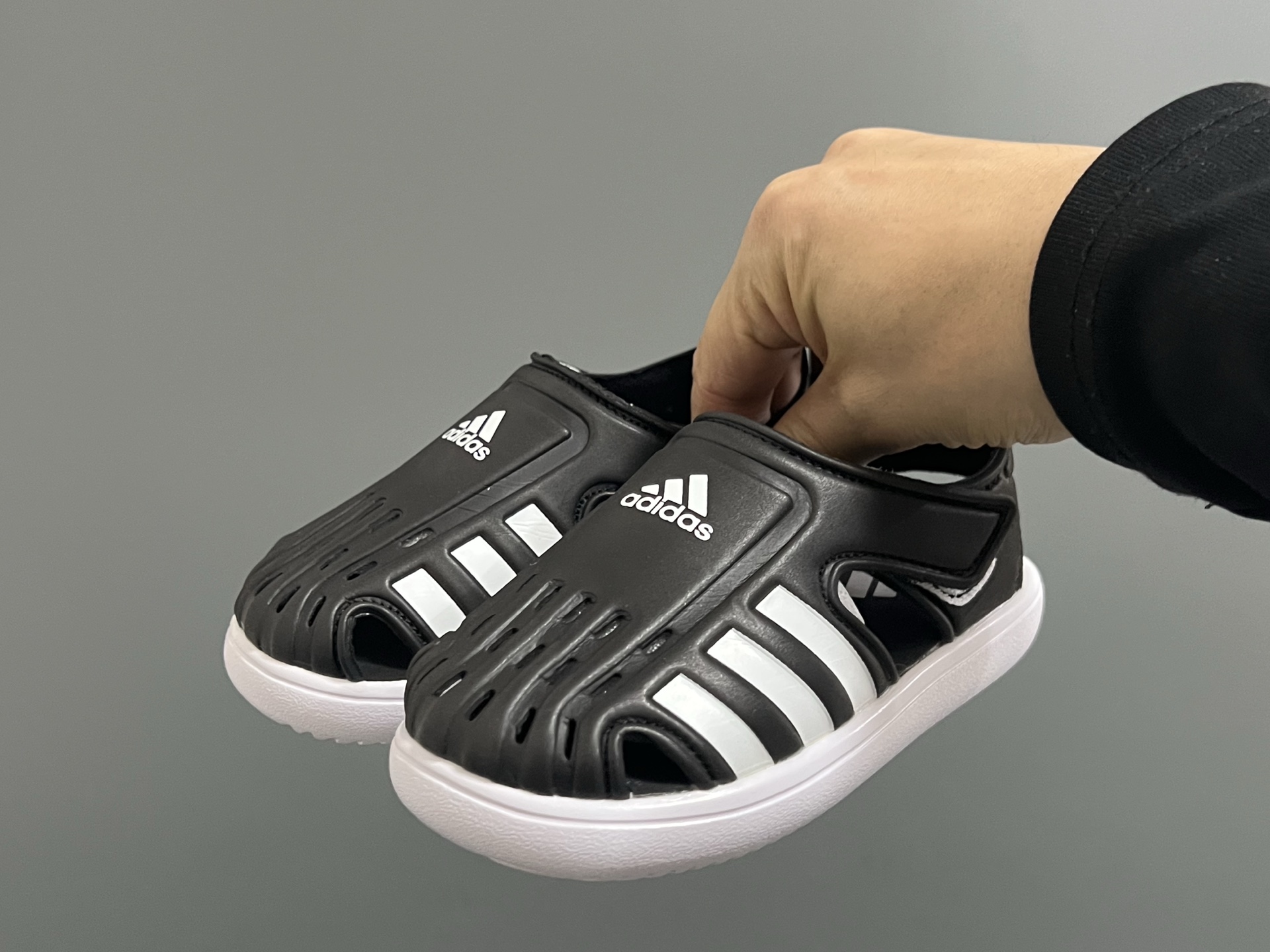 图片[2]-海外版A家新款洞洞儿童凉鞋 尺码：22-35码 经典阿迪海马系列 包头镂空设计，透气又舒适☁️ 超轻EVA大底，脚感超赞👍🏻 魔术贴设计，穿脱方便✌🏻-选品中心