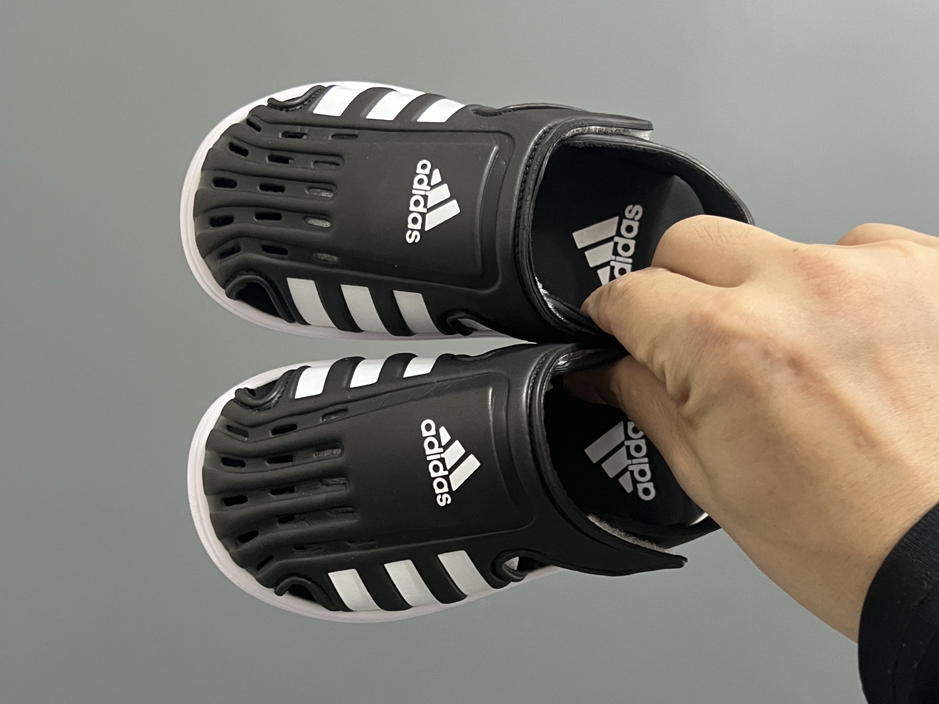 海外版A家新款洞洞儿童凉鞋 尺码：22-35码 经典阿迪海马系列 包头镂空设计，透气又舒适☁️ 超轻EVA大底，脚感超赞👍🏻 魔术贴设计，穿脱方便✌🏻-选品中心