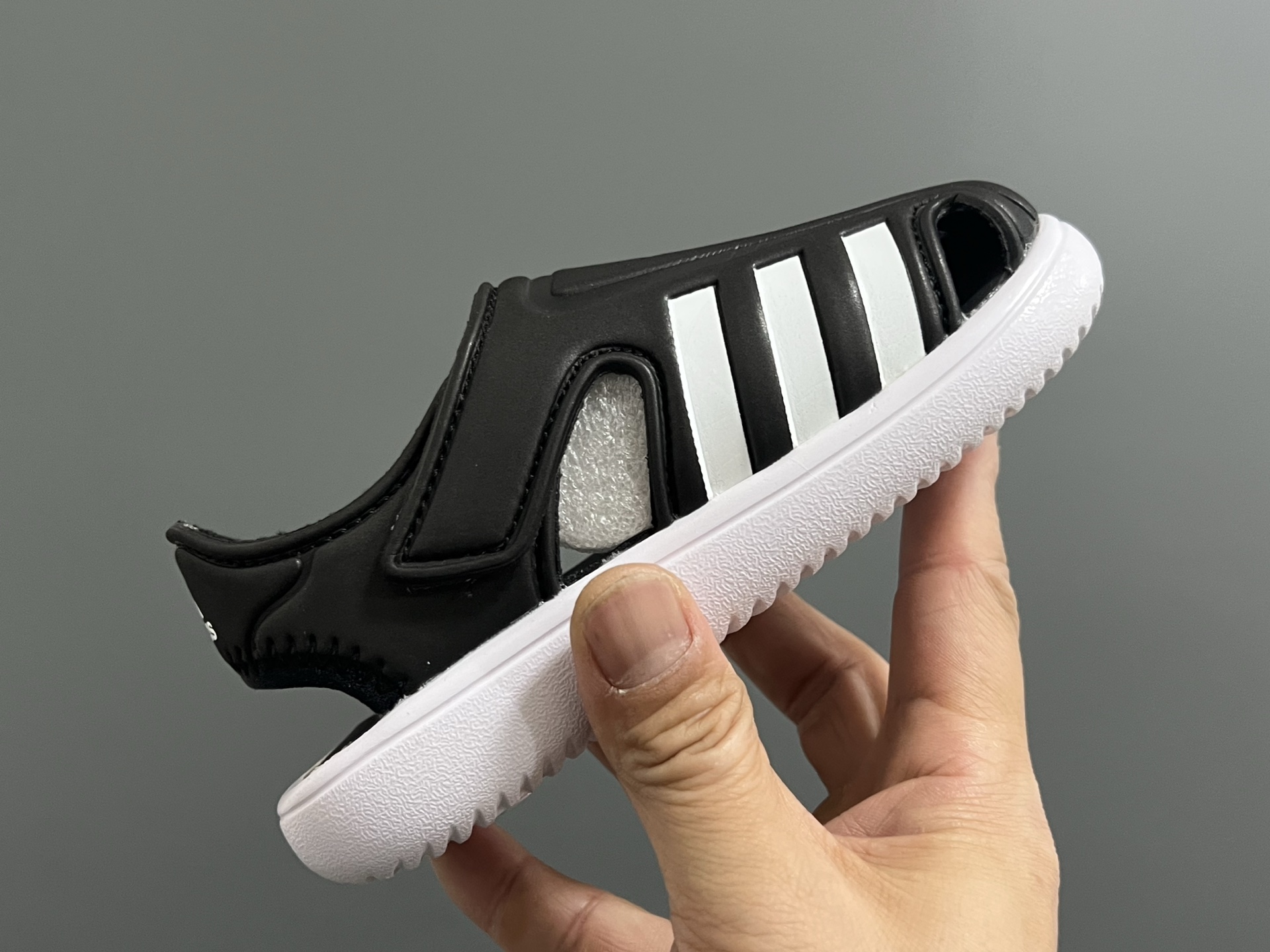 图片[6]-海外版A家新款洞洞儿童凉鞋 尺码：22-35码 经典阿迪海马系列 包头镂空设计，透气又舒适☁️ 超轻EVA大底，脚感超赞👍🏻 魔术贴设计，穿脱方便✌🏻-选品中心