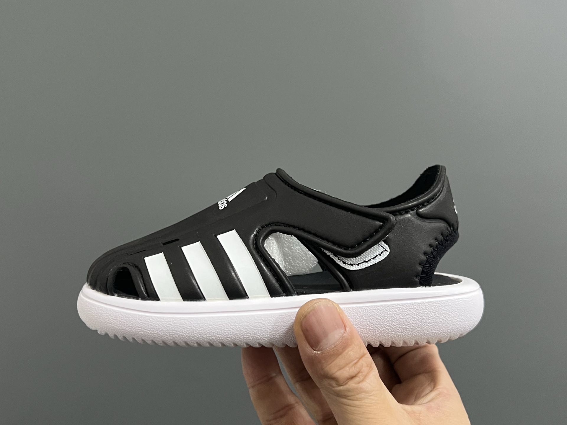 图片[4]-海外版A家新款洞洞儿童凉鞋 尺码：22-35码 经典阿迪海马系列 包头镂空设计，透气又舒适☁️ 超轻EVA大底，脚感超赞👍🏻 魔术贴设计，穿脱方便✌🏻-选品中心