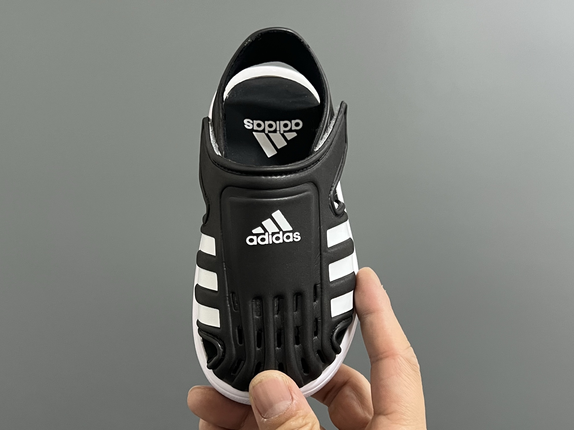 图片[8]-海外版A家新款洞洞儿童凉鞋 尺码：22-35码 经典阿迪海马系列 包头镂空设计，透气又舒适☁️ 超轻EVA大底，脚感超赞👍🏻 魔术贴设计，穿脱方便✌🏻-选品中心