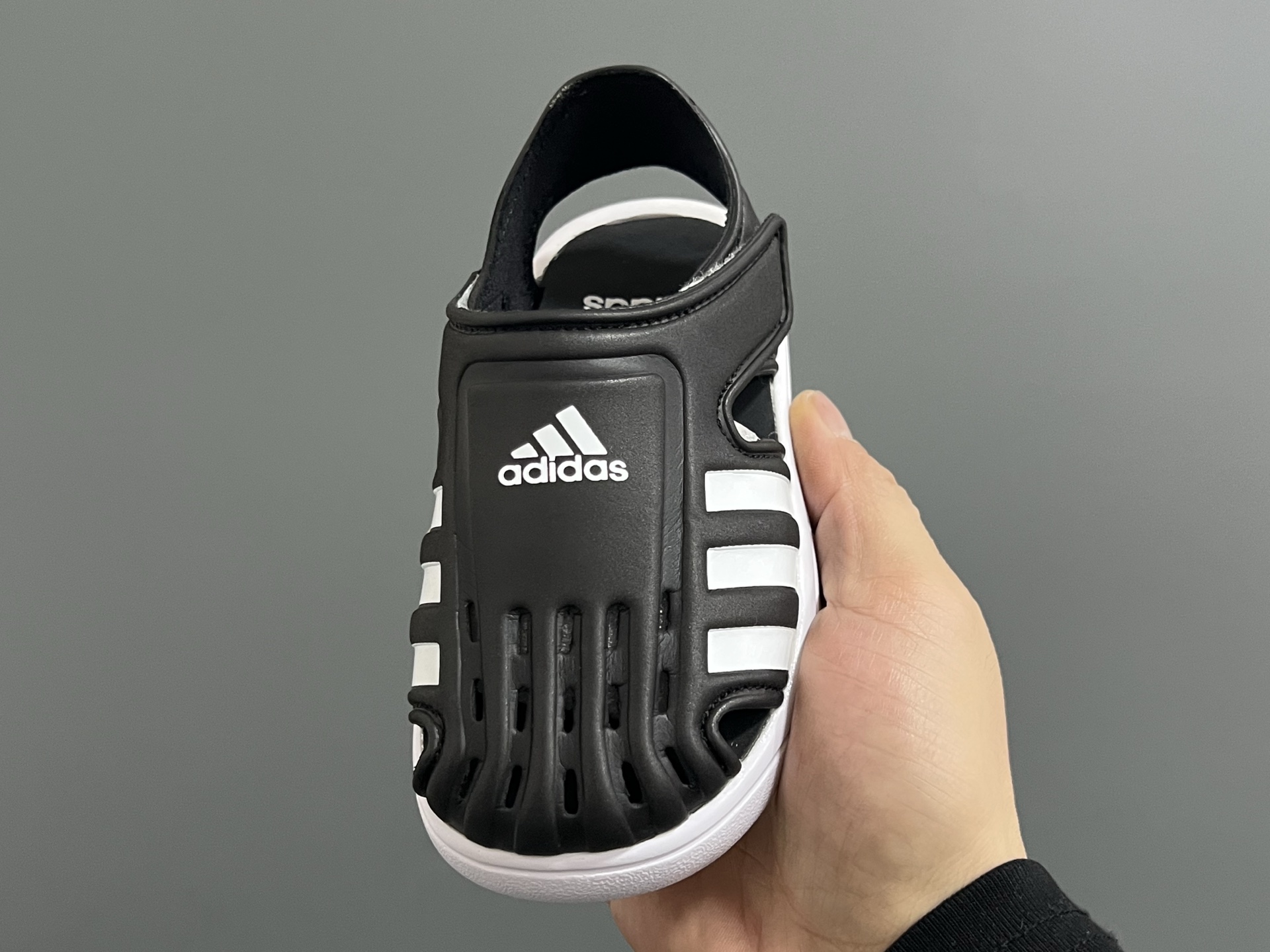 图片[3]-海外版A家新款洞洞儿童凉鞋 尺码：22-35码 经典阿迪海马系列 包头镂空设计，透气又舒适☁️ 超轻EVA大底，脚感超赞👍🏻 魔术贴设计，穿脱方便✌🏻-选品中心