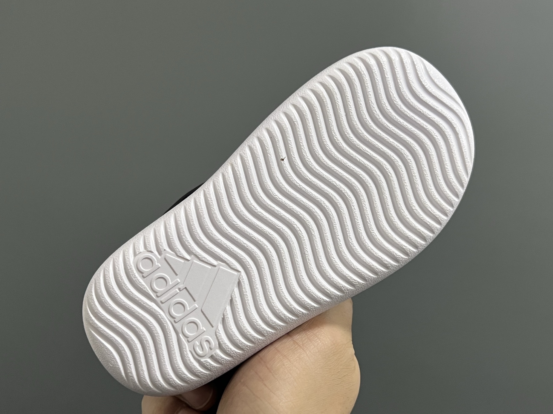 图片[5]-海外版A家新款洞洞儿童凉鞋 尺码：22-35码 经典阿迪海马系列 包头镂空设计，透气又舒适☁️ 超轻EVA大底，脚感超赞👍🏻 魔术贴设计，穿脱方便✌🏻-选品中心