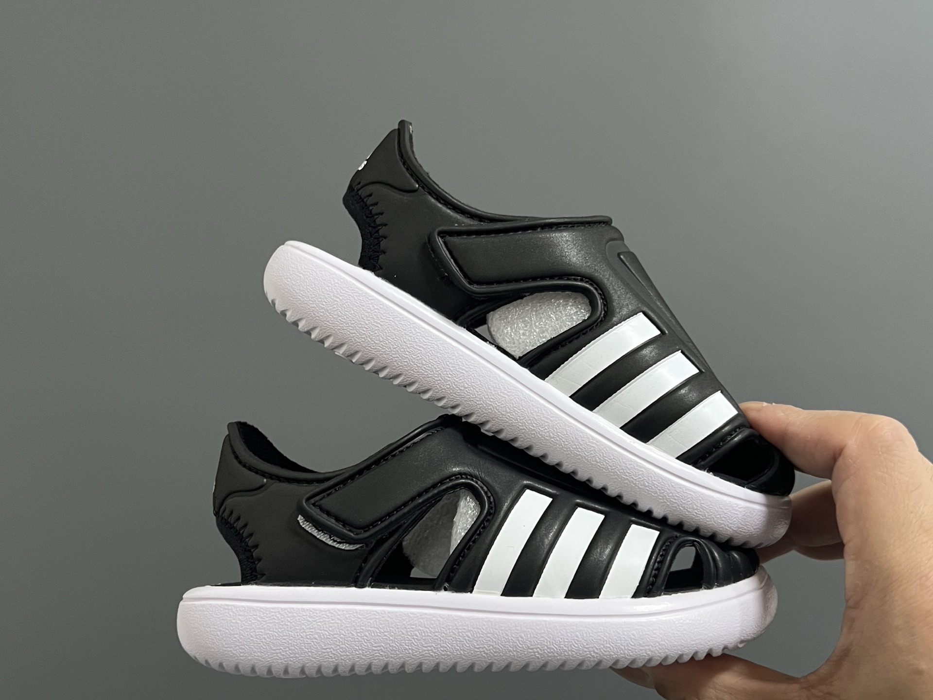 图片[9]-海外版A家新款洞洞儿童凉鞋 尺码：22-35码 经典阿迪海马系列 包头镂空设计，透气又舒适☁️ 超轻EVA大底，脚感超赞👍🏻 魔术贴设计，穿脱方便✌🏻-选品中心