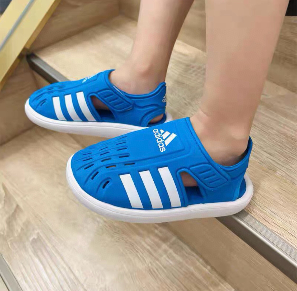 图片[9]-海外版A家新款洞洞儿童凉鞋 尺码：22-35码 经典阿迪海马系列 包头镂空设计，透气又舒适☁️ 超轻EVA大底，脚感超赞👍🏻 魔术贴设计，穿脱方便✌🏻-选品中心