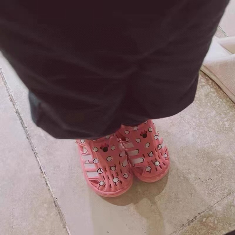 图片[9]-海外版A家新款洞洞儿童凉鞋 尺码：22-35码 经典阿迪海马系列 包头镂空设计，透气又舒适☁️ 超轻EVA大底，脚感超赞👍🏻 魔术贴设计，穿脱方便✌🏻-选品中心