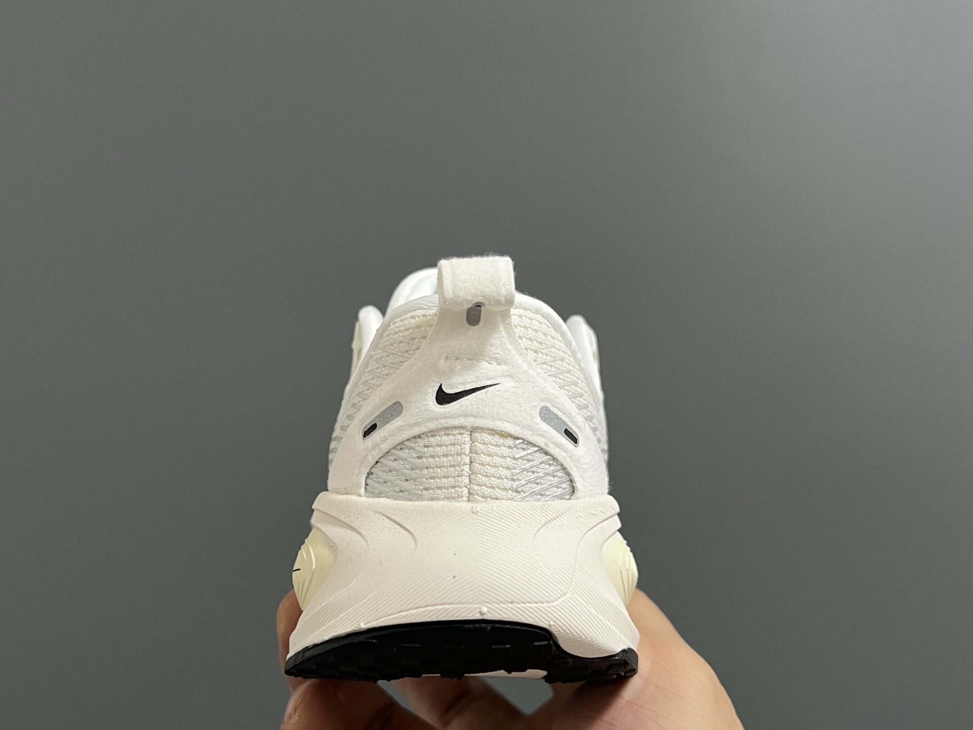 图片[7]-NK 新款迈柔Vomero 18儿童亲子缓震运动鞋 尺码：26-35码，成人36-44码 专柜同步新款🆕 网面拼接、透气舒适☁️ 橡胶耐磨防滑大底，脚感超赞👍🏻 亲子款上脚超帅气🆒-选品中心