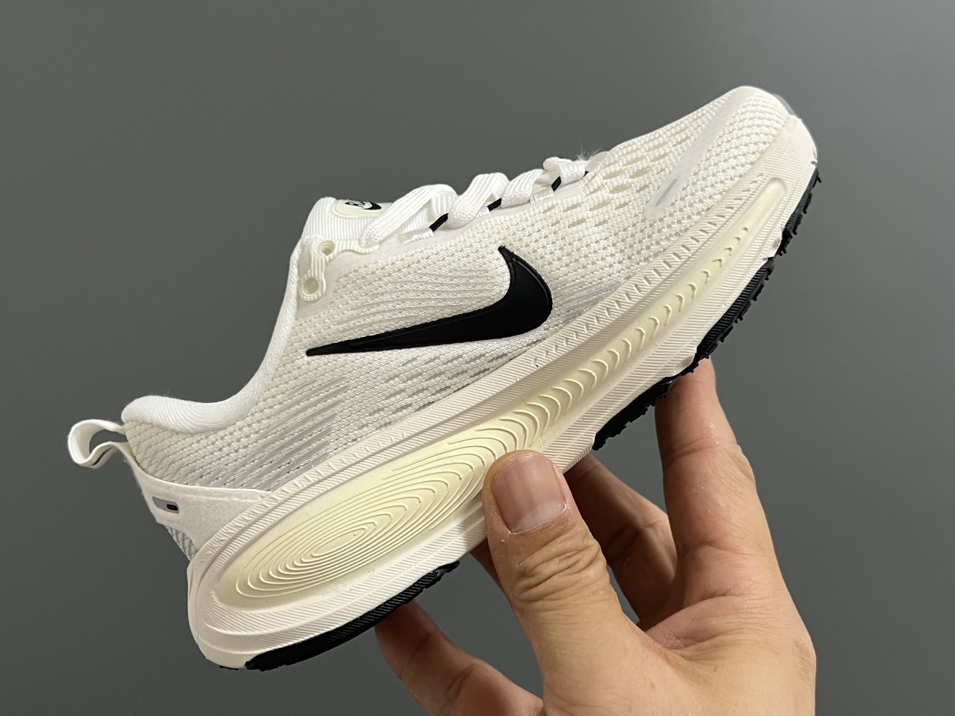 图片[6]-NK 新款迈柔Vomero 18儿童亲子缓震运动鞋 尺码：26-35码，成人36-44码 专柜同步新款🆕 网面拼接、透气舒适☁️ 橡胶耐磨防滑大底，脚感超赞👍🏻 亲子款上脚超帅气🆒-选品中心