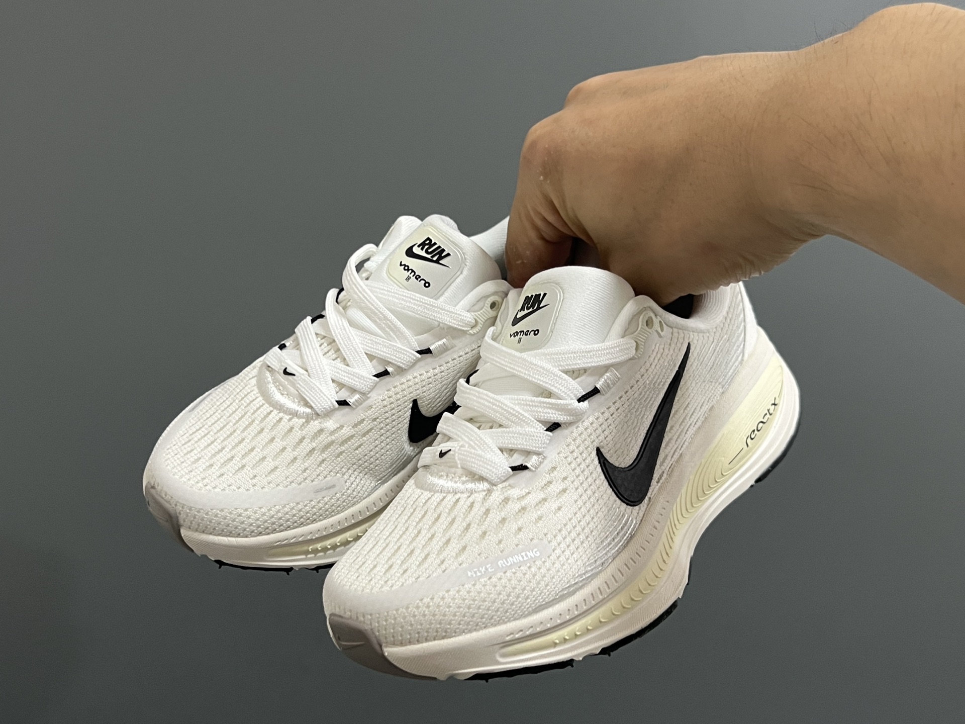 图片[2]-NK 新款迈柔Vomero 18儿童亲子缓震运动鞋 尺码：26-35码，成人36-44码 专柜同步新款🆕 网面拼接、透气舒适☁️ 橡胶耐磨防滑大底，脚感超赞👍🏻 亲子款上脚超帅气🆒-选品中心