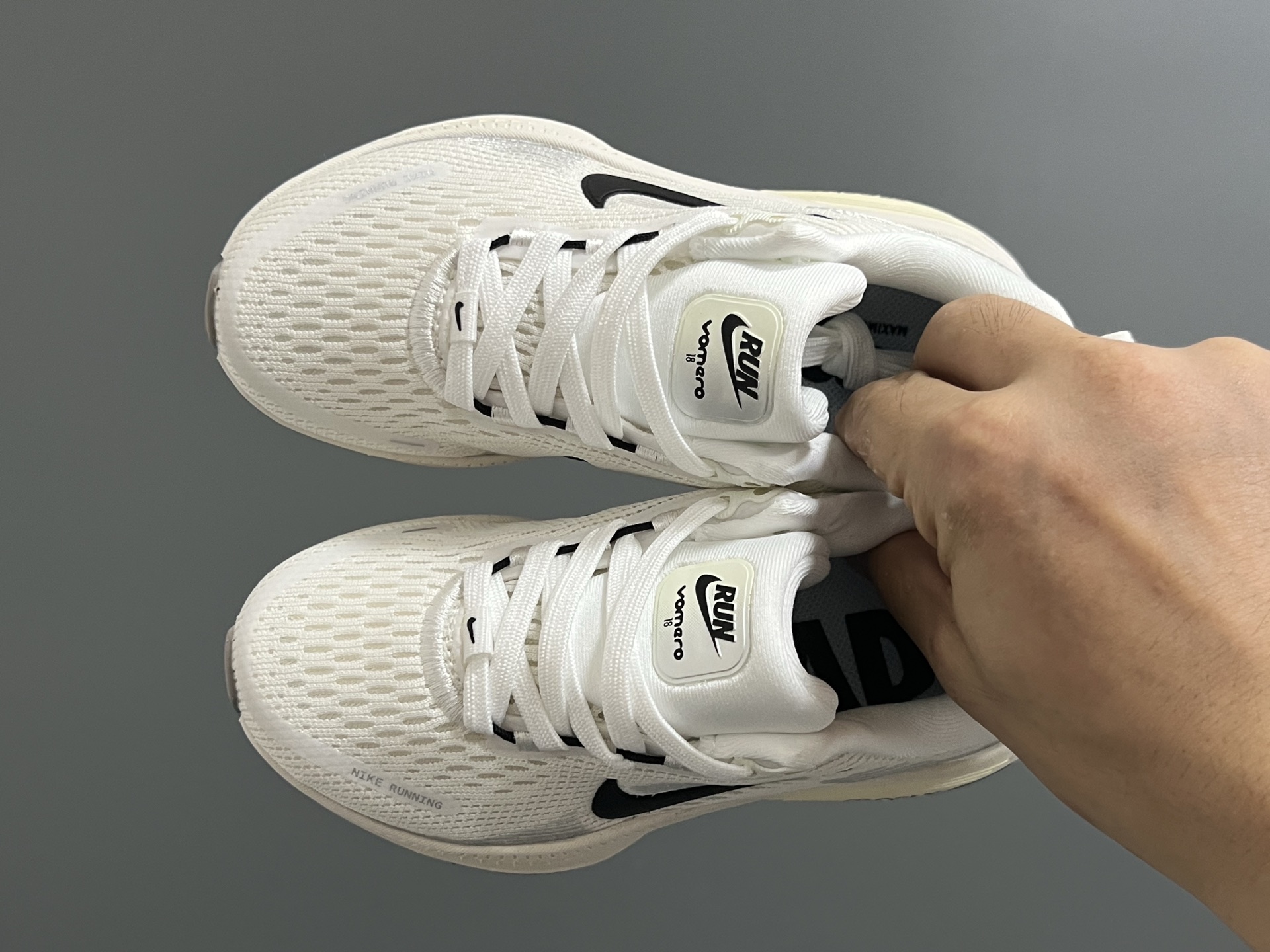 NK 新款迈柔Vomero 18儿童亲子缓震运动鞋 尺码：26-35码，成人36-44码 专柜同步新款🆕 网面拼接、透气舒适☁️ 橡胶耐磨防滑大底，脚感超赞👍🏻 亲子款上脚超帅气🆒-选品中心