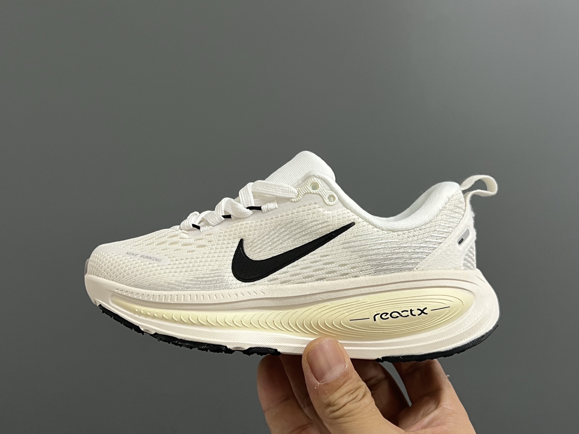 图片[4]-NK 新款迈柔Vomero 18儿童亲子缓震运动鞋 尺码：26-35码，成人36-44码 专柜同步新款🆕 网面拼接、透气舒适☁️ 橡胶耐磨防滑大底，脚感超赞👍🏻 亲子款上脚超帅气🆒-选品中心