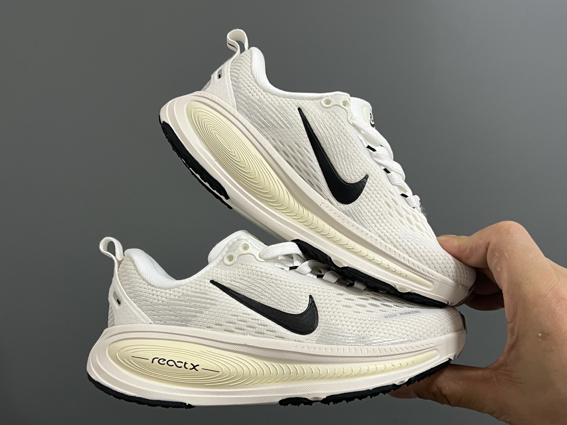 图片[9]-NK 新款迈柔Vomero 18儿童亲子缓震运动鞋 尺码：26-35码，成人36-44码 专柜同步新款🆕 网面拼接、透气舒适☁️ 橡胶耐磨防滑大底，脚感超赞👍🏻 亲子款上脚超帅气🆒-选品中心