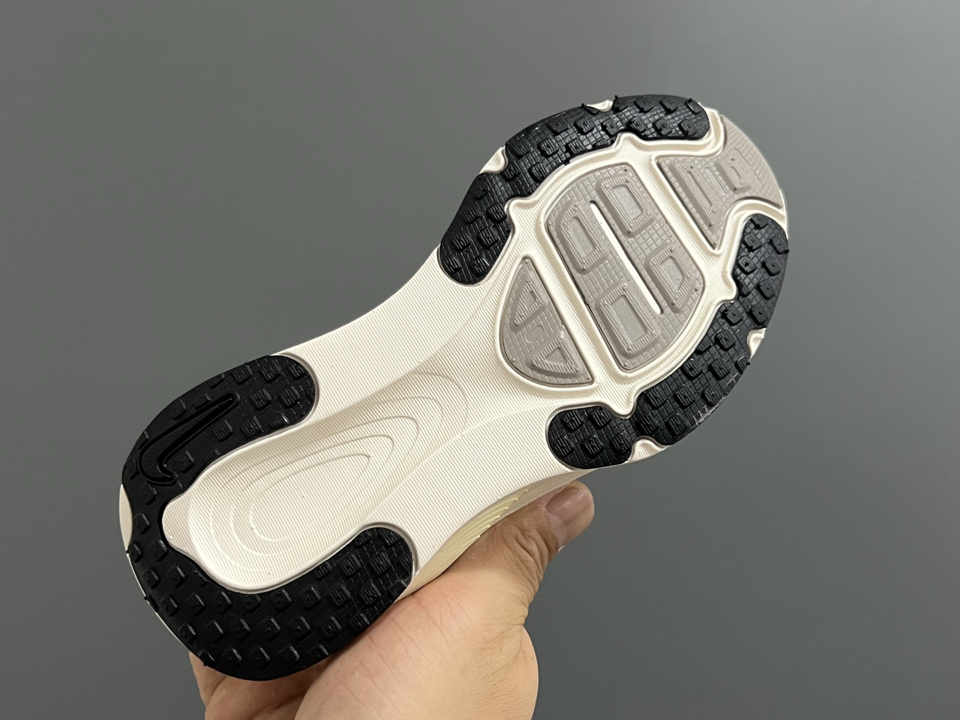 图片[5]-NK 新款迈柔Vomero 18儿童亲子缓震运动鞋 尺码：26-35码，成人36-44码 专柜同步新款🆕 网面拼接、透气舒适☁️ 橡胶耐磨防滑大底，脚感超赞👍🏻 亲子款上脚超帅气🆒-选品中心