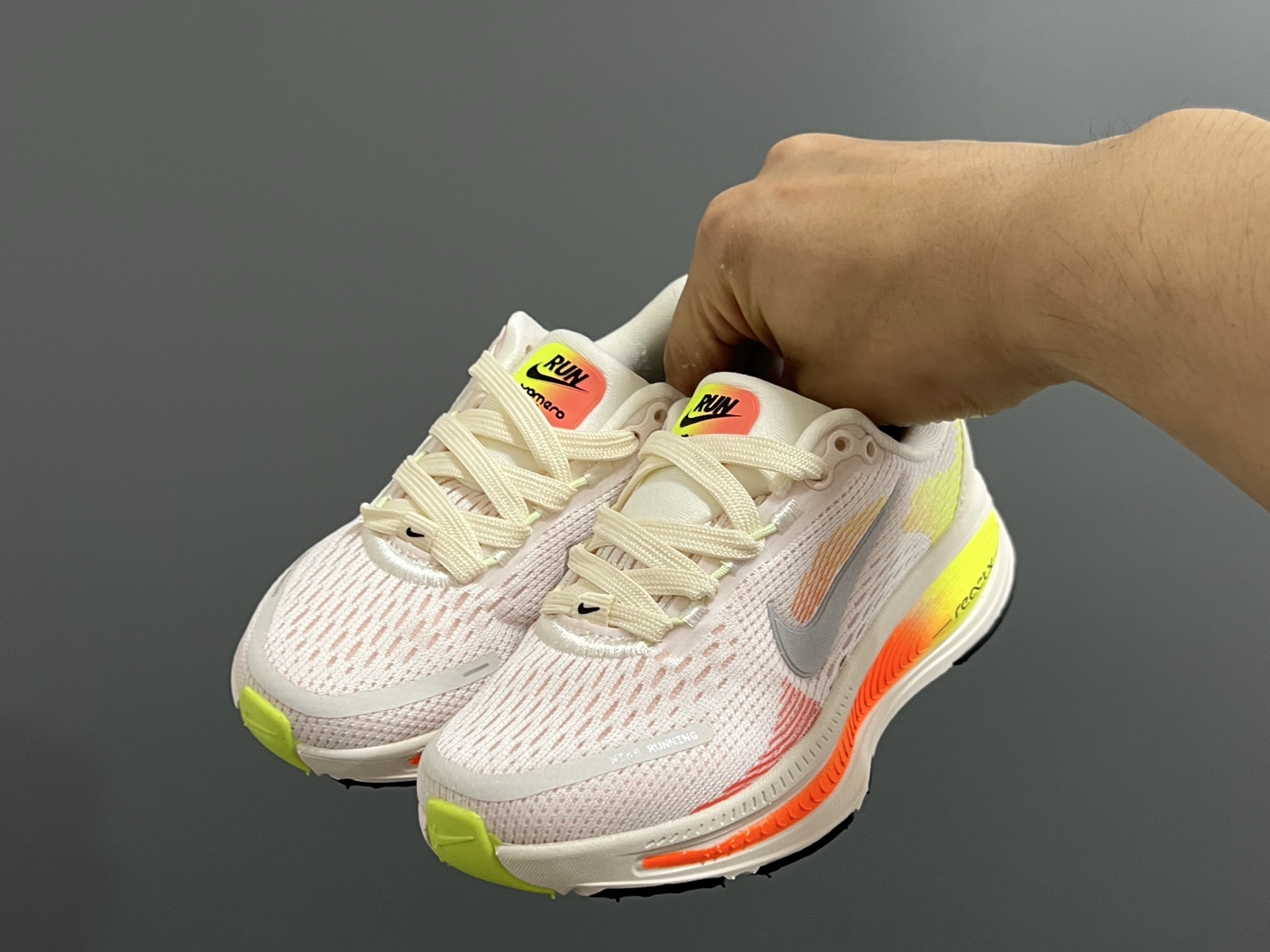 NK 新款迈柔Vomero 18儿童亲子缓震运动鞋 尺码：26-35码，成人36-44码 专柜同步新款🆕 网面拼接、透气舒适☁️ 橡胶耐磨防滑大底，脚感超赞👍🏻 亲子款上脚超帅气🆒-选品中心