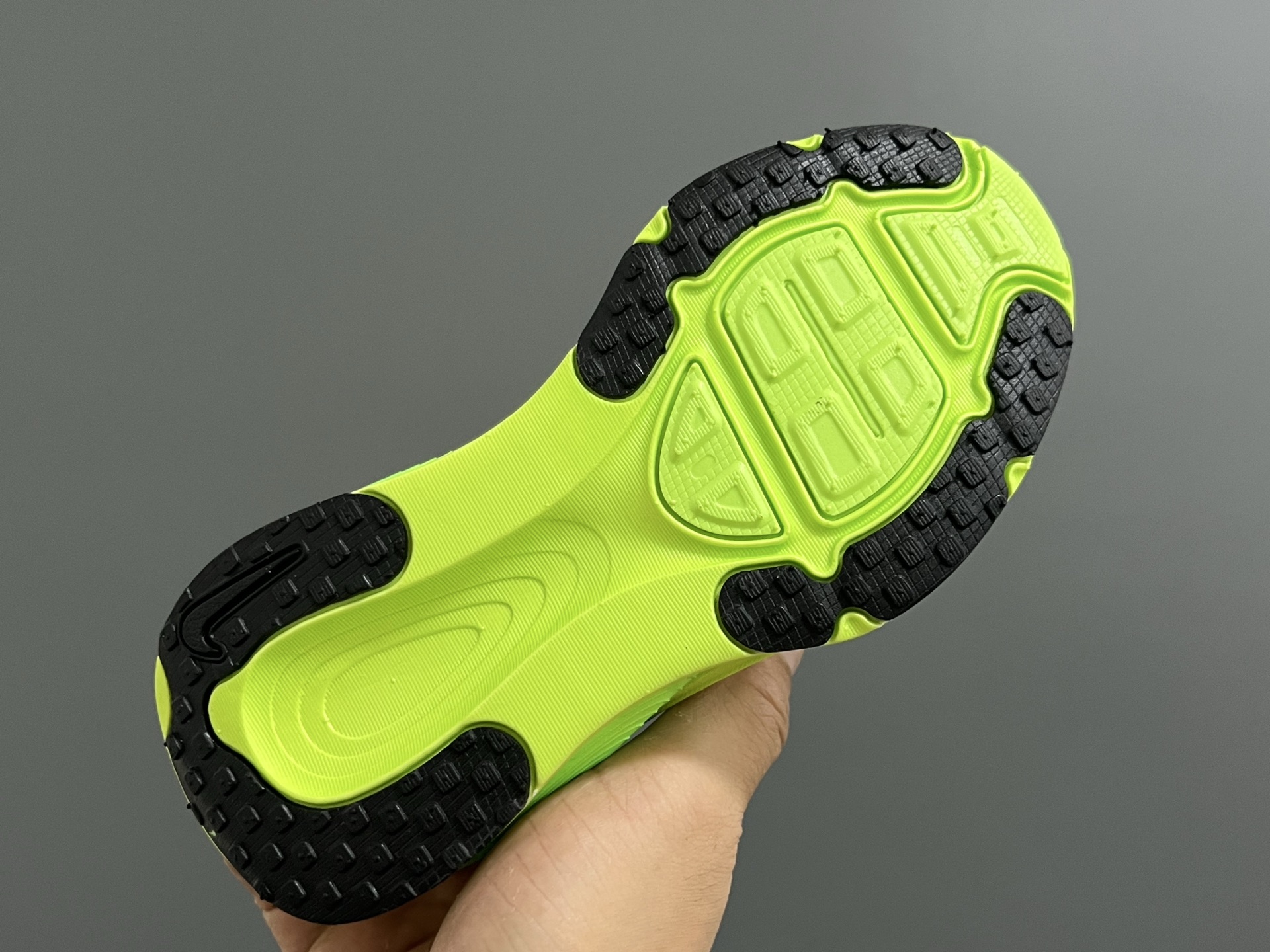 图片[8]-NK 新款迈柔Vomero 18儿童亲子缓震运动鞋 尺码：26-35码，成人36-44码 专柜同步新款🆕 网面拼接、透气舒适☁️ 橡胶耐磨防滑大底，脚感超赞👍🏻 亲子款上脚超帅气🆒-选品中心