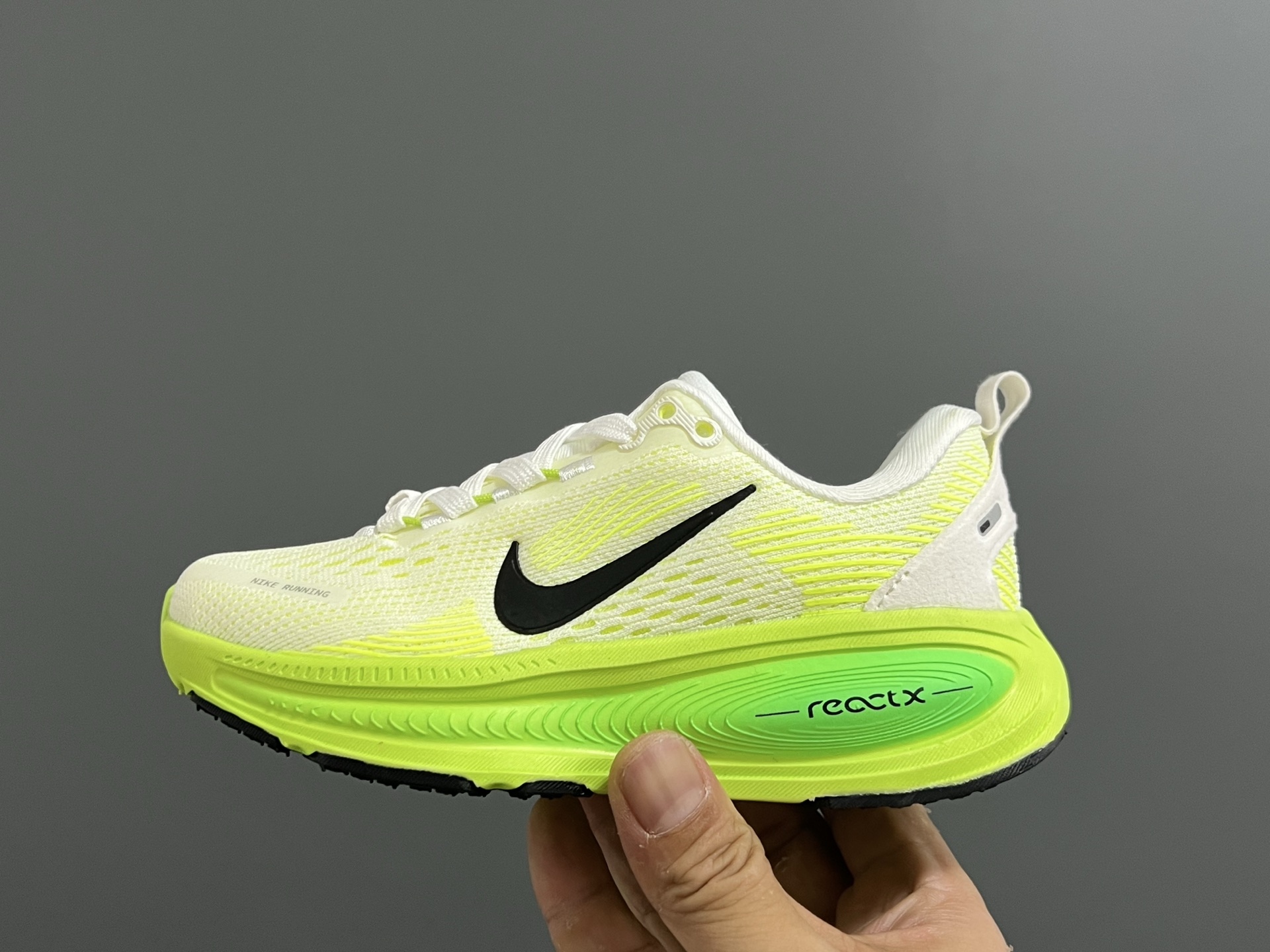 图片[4]-NK 新款迈柔Vomero 18儿童亲子缓震运动鞋 尺码：26-35码，成人36-44码 专柜同步新款🆕 网面拼接、透气舒适☁️ 橡胶耐磨防滑大底，脚感超赞👍🏻 亲子款上脚超帅气🆒-选品中心