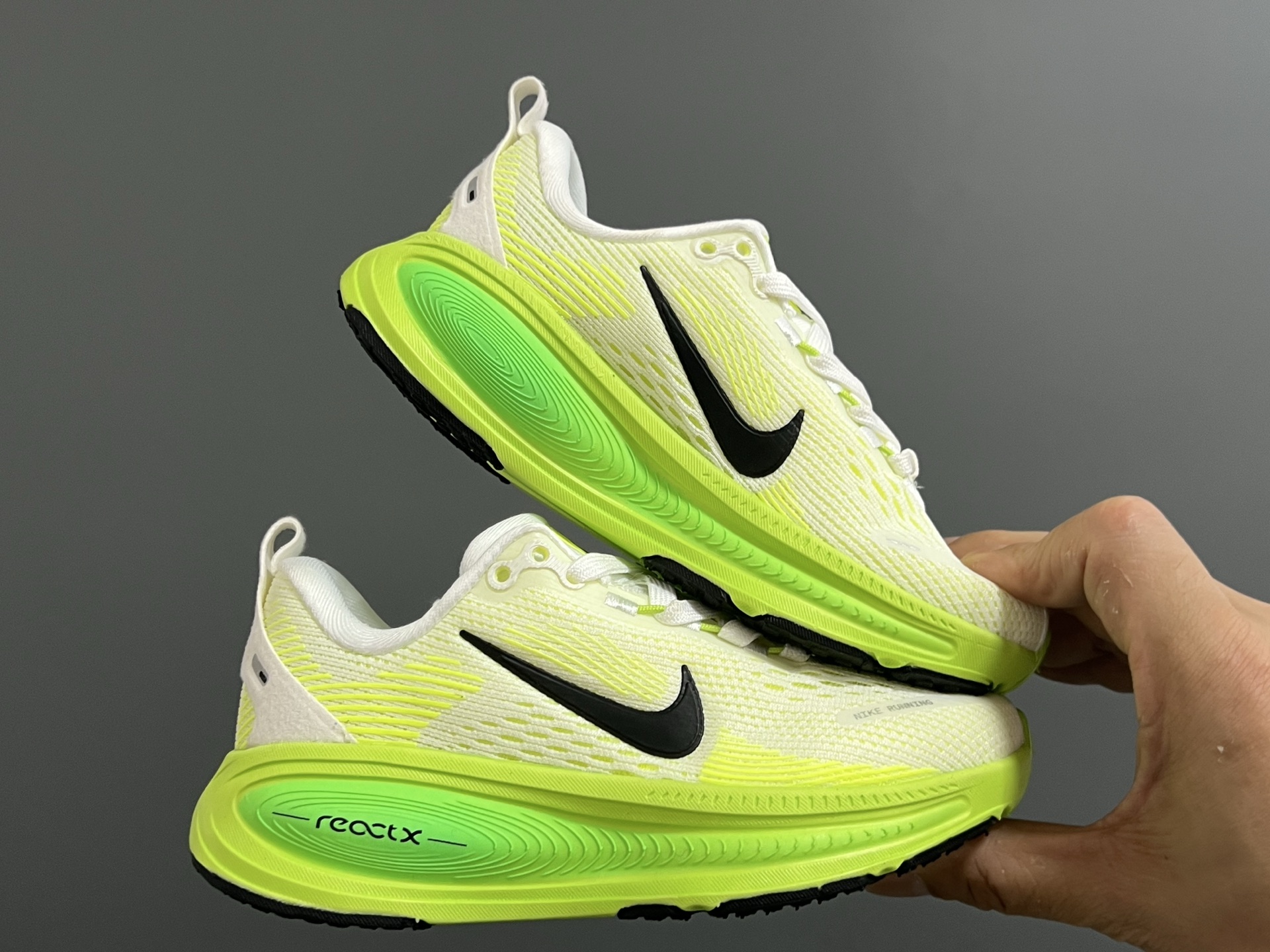 图片[9]-NK 新款迈柔Vomero 18儿童亲子缓震运动鞋 尺码：26-35码，成人36-44码 专柜同步新款🆕 网面拼接、透气舒适☁️ 橡胶耐磨防滑大底，脚感超赞👍🏻 亲子款上脚超帅气🆒-选品中心