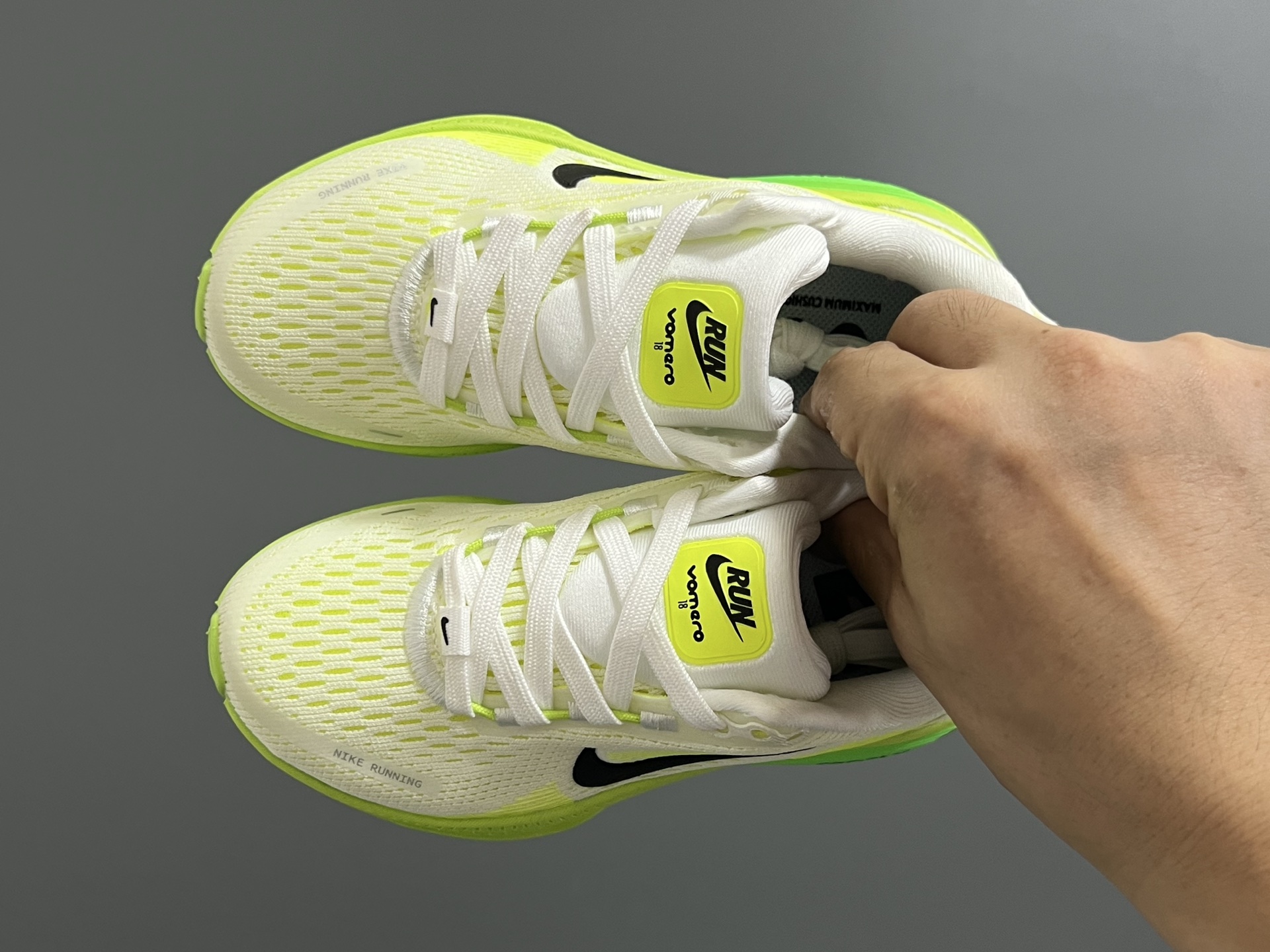 NK 新款迈柔Vomero 18儿童亲子缓震运动鞋 尺码：26-35码，成人36-44码 专柜同步新款🆕 网面拼接、透气舒适☁️ 橡胶耐磨防滑大底，脚感超赞👍🏻 亲子款上脚超帅气🆒-选品中心