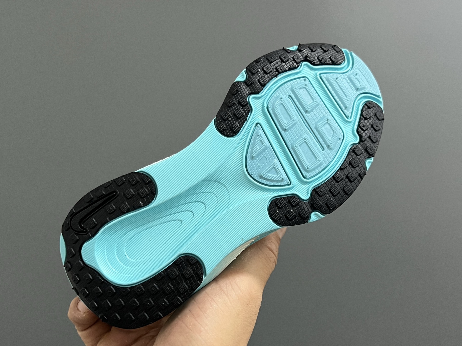 图片[5]-NK 新款迈柔Vomero 18儿童亲子缓震运动鞋 尺码：26-35码，成人36-44码 专柜同步新款🆕 网面拼接、透气舒适☁️ 橡胶耐磨防滑大底，脚感超赞👍🏻 亲子款上脚超帅气🆒-选品中心