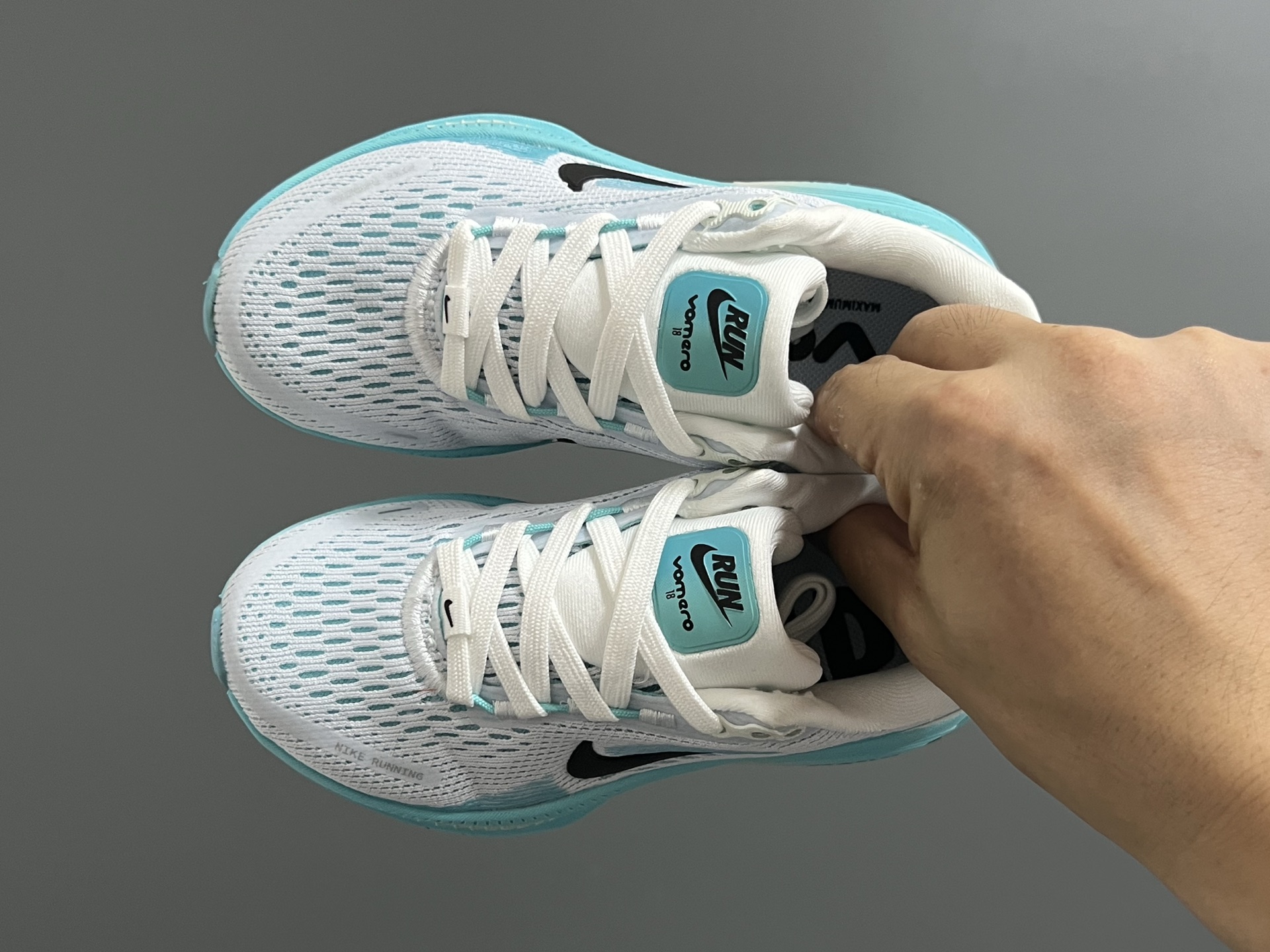 NK 新款迈柔Vomero 18儿童亲子缓震运动鞋 尺码：26-35码，成人36-44码 专柜同步新款🆕 网面拼接、透气舒适☁️ 橡胶耐磨防滑大底，脚感超赞👍🏻 亲子款上脚超帅气🆒-选品中心