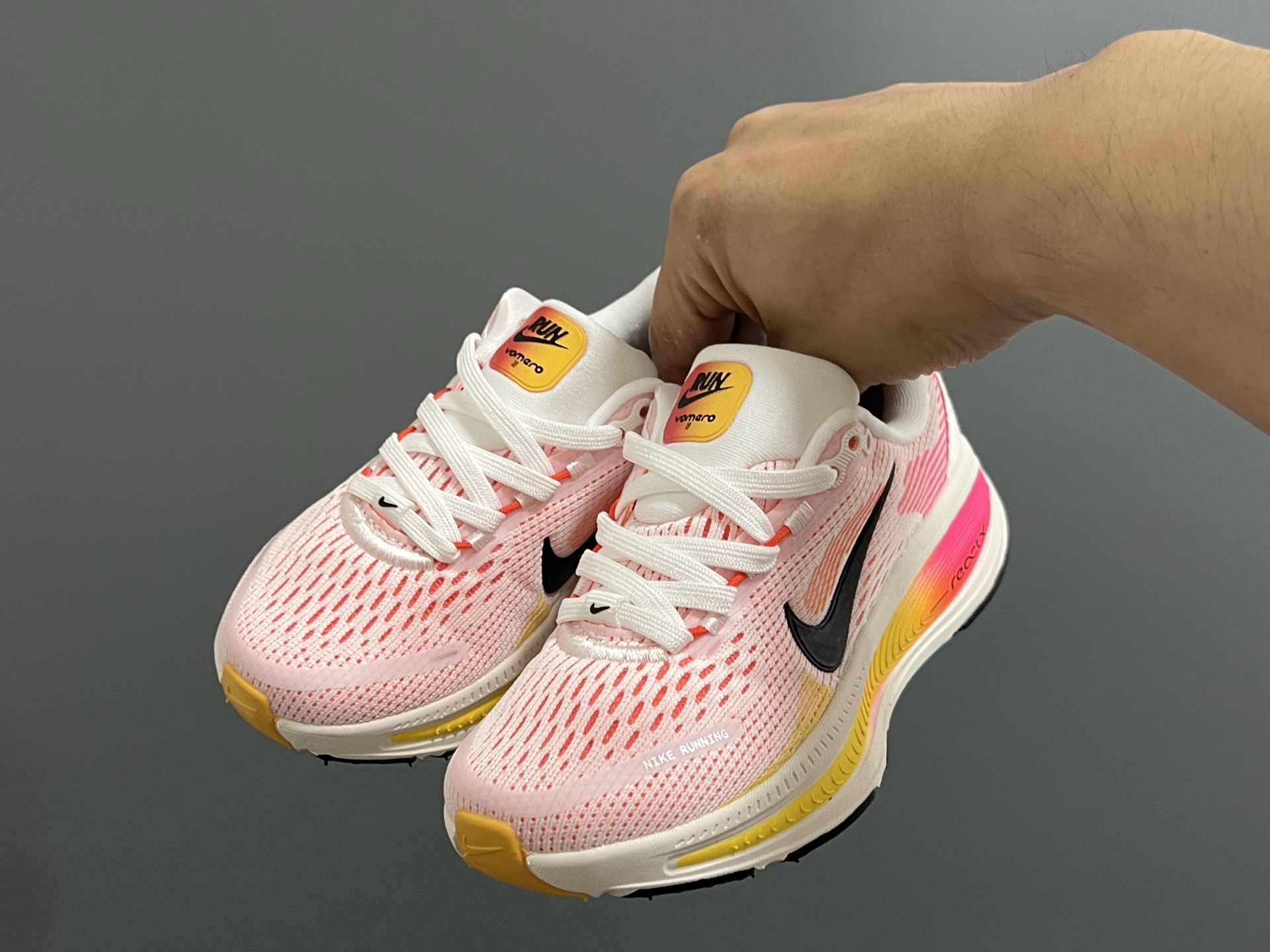 图片[2]-NK 新款迈柔Vomero 18儿童亲子缓震运动鞋 尺码：26-35码，成人36-44码 专柜同步新款🆕 网面拼接、透气舒适☁️ 橡胶耐磨防滑大底，脚感超赞👍🏻 亲子款上脚超帅气🆒-选品中心