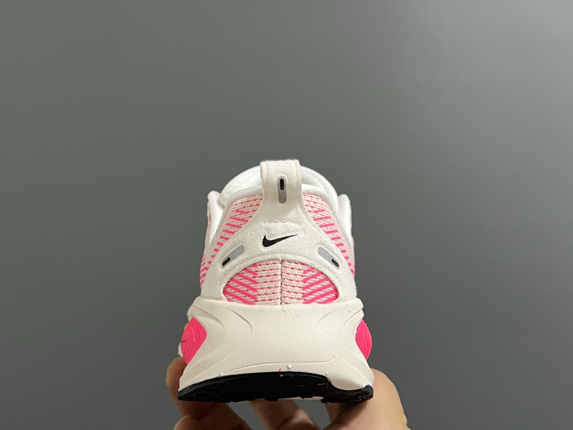 图片[6]-NK 新款迈柔Vomero 18儿童亲子缓震运动鞋 尺码：26-35码，成人36-44码 专柜同步新款🆕 网面拼接、透气舒适☁️ 橡胶耐磨防滑大底，脚感超赞👍🏻 亲子款上脚超帅气🆒-选品中心