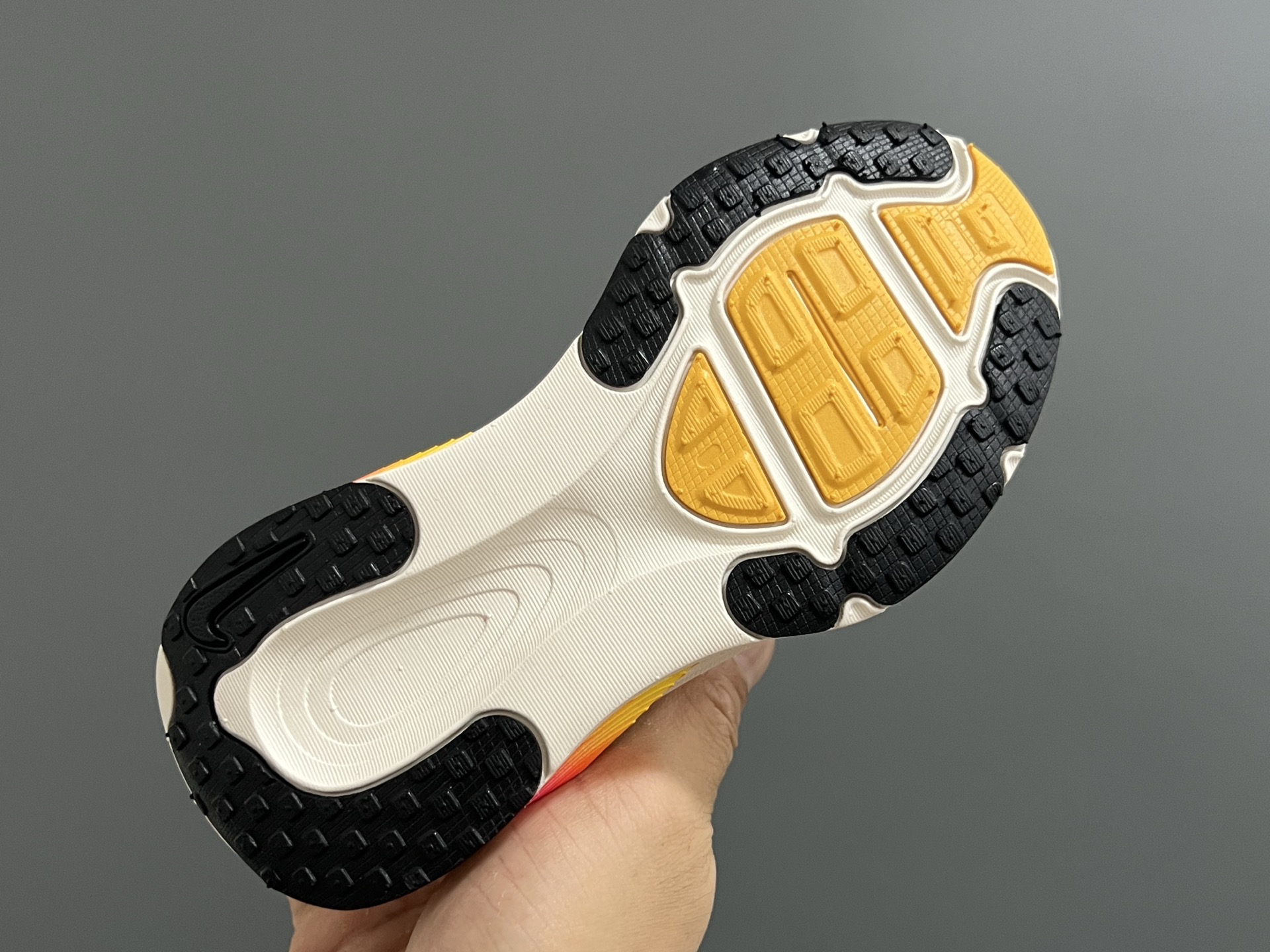 图片[8]-NK 新款迈柔Vomero 18儿童亲子缓震运动鞋 尺码：26-35码，成人36-44码 专柜同步新款🆕 网面拼接、透气舒适☁️ 橡胶耐磨防滑大底，脚感超赞👍🏻 亲子款上脚超帅气🆒-选品中心